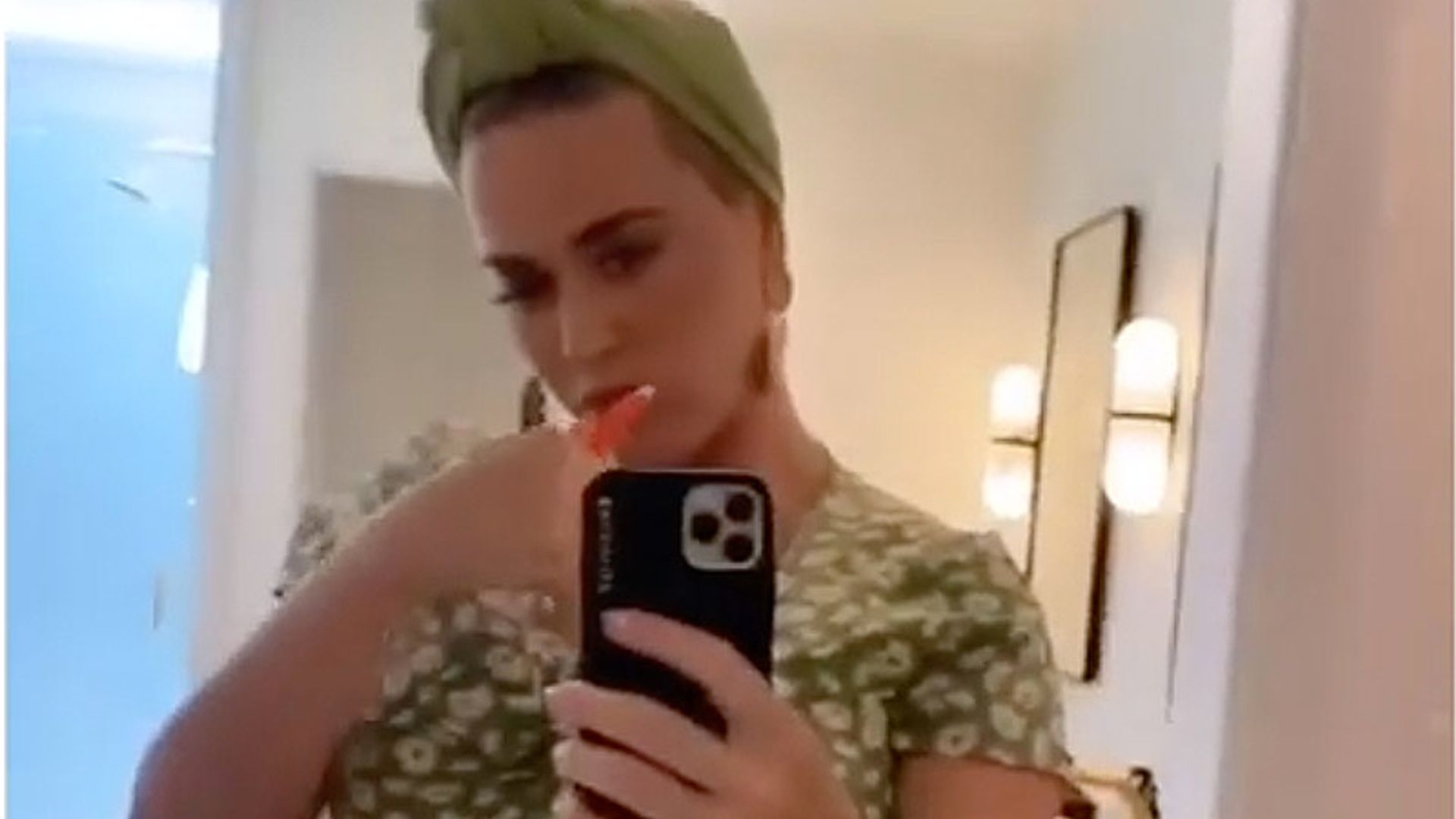 Katy Perry luce embarazo con un divertido baile mientras se lava los dientes