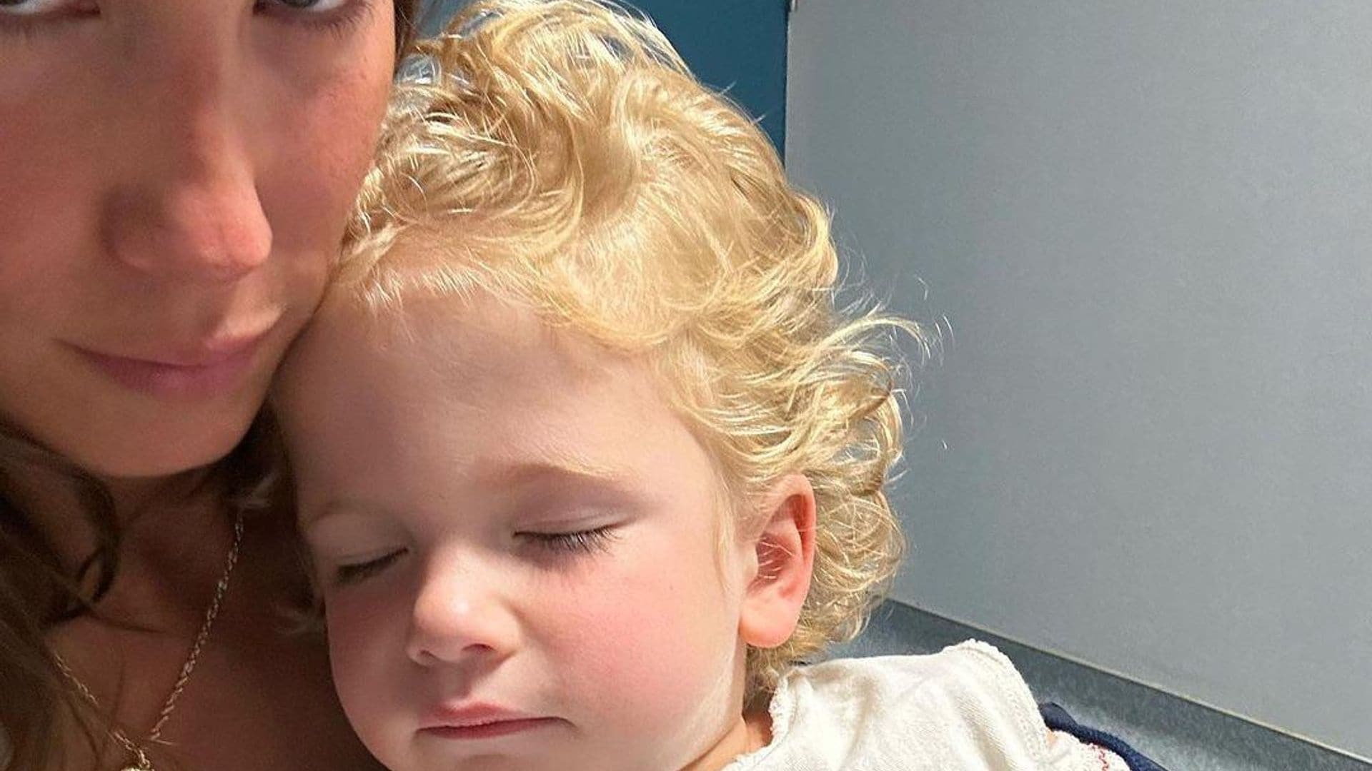 Una solución para que el pequeño Martín se pueda bañar aún con el brazo escayolado