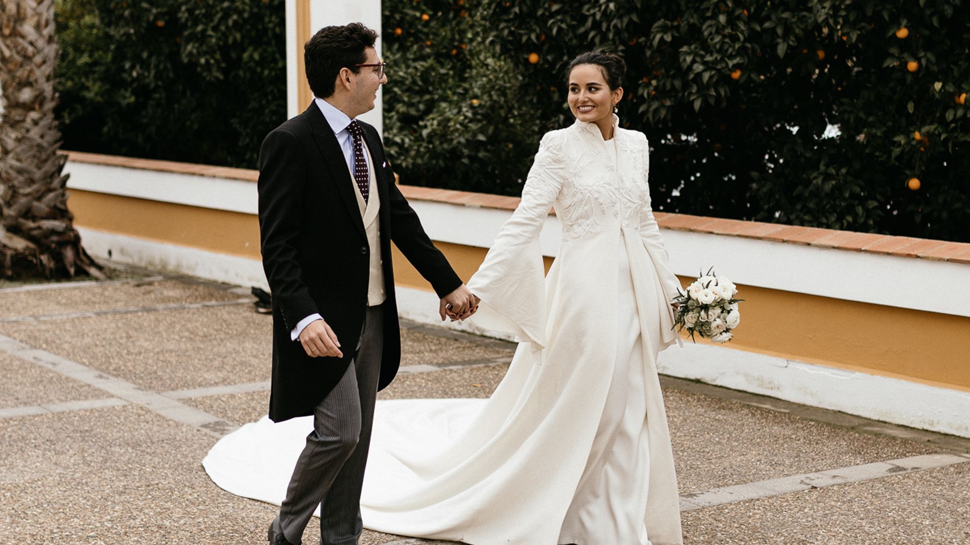 La boda de Aurora en Lucena (Córdoba): un abrigo con bordados inspirados en sus pendientes y un velo añadido a última hora 