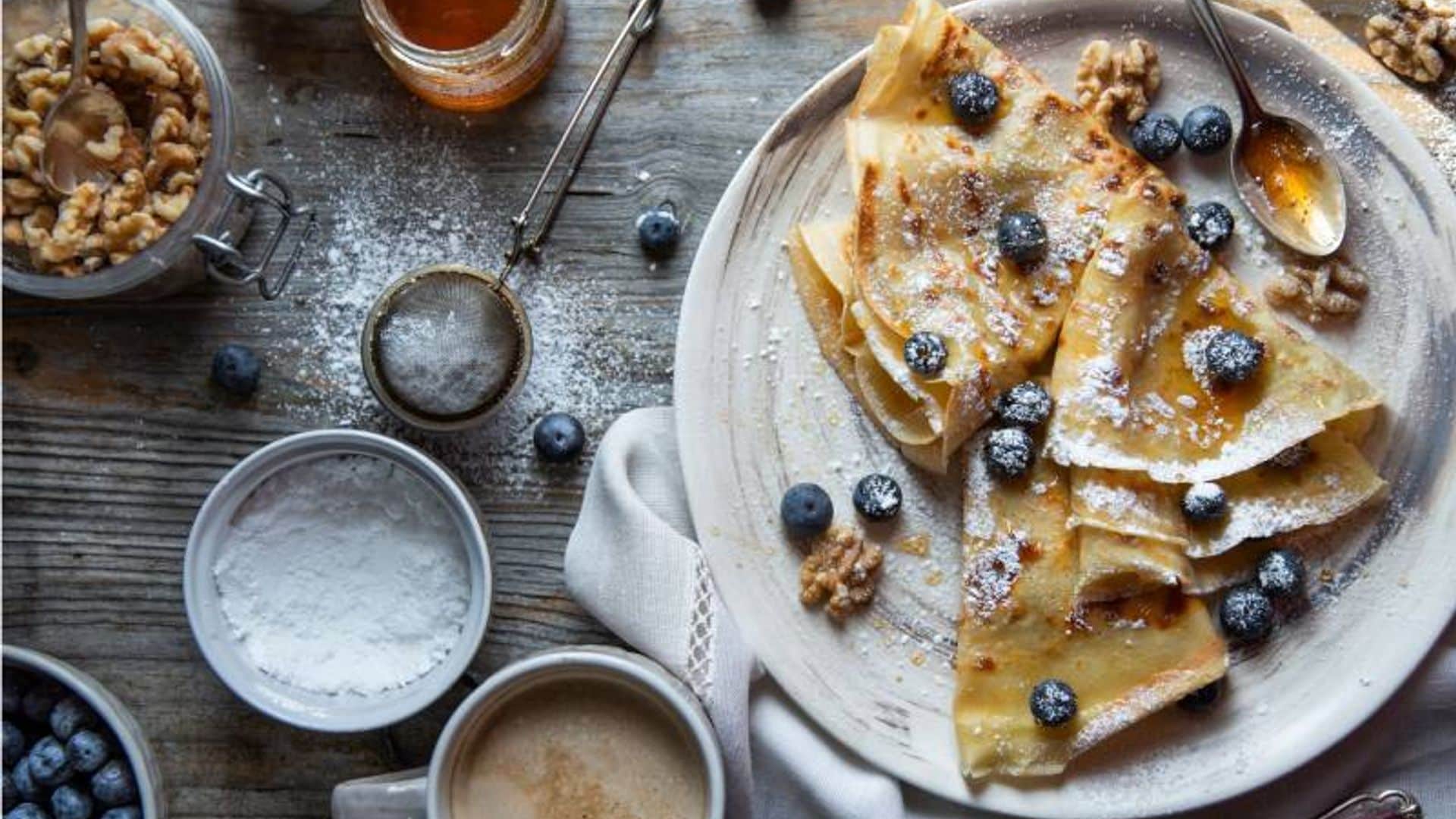 Crepes con arándanos, nueces y miel
