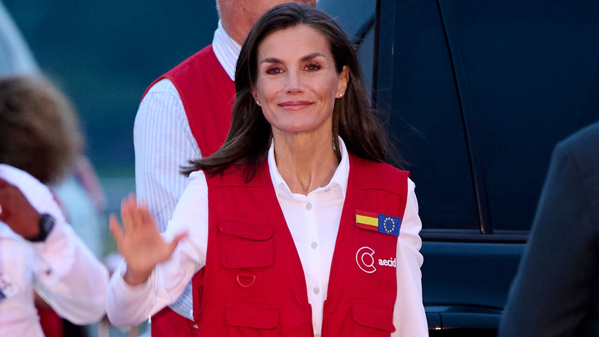 Hemos localizado la camisa blanca de la reina Letizia perfecta para viajar