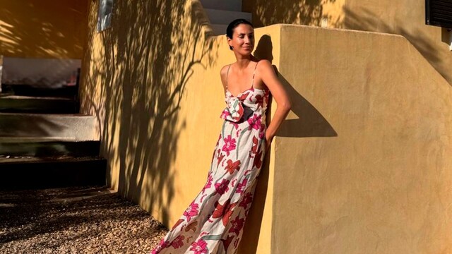 sassa de osma con vestido estampado