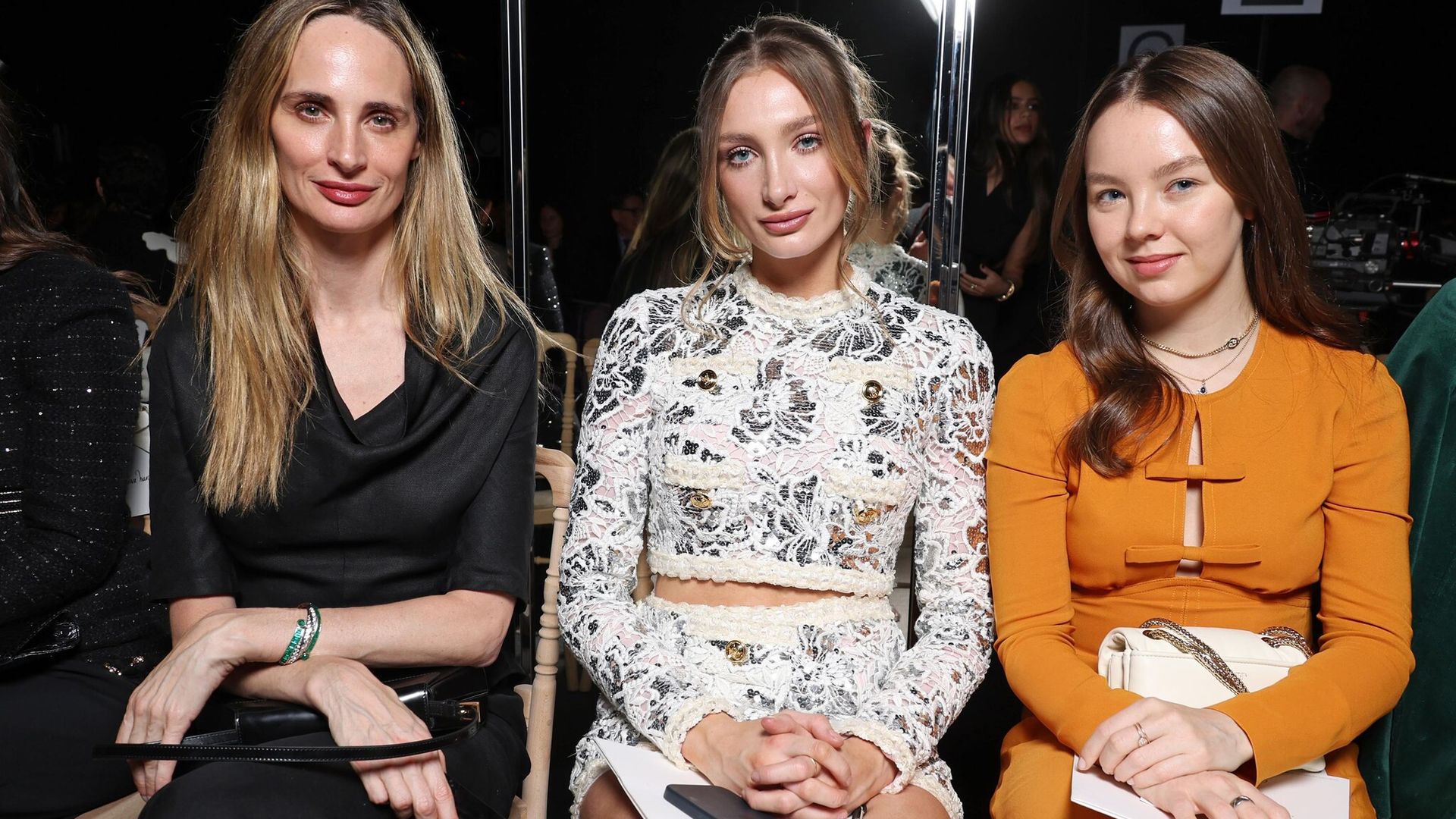 Mathilde Pinault y Alexandra de Hannover viven el desfile de Giambattista Valli en París