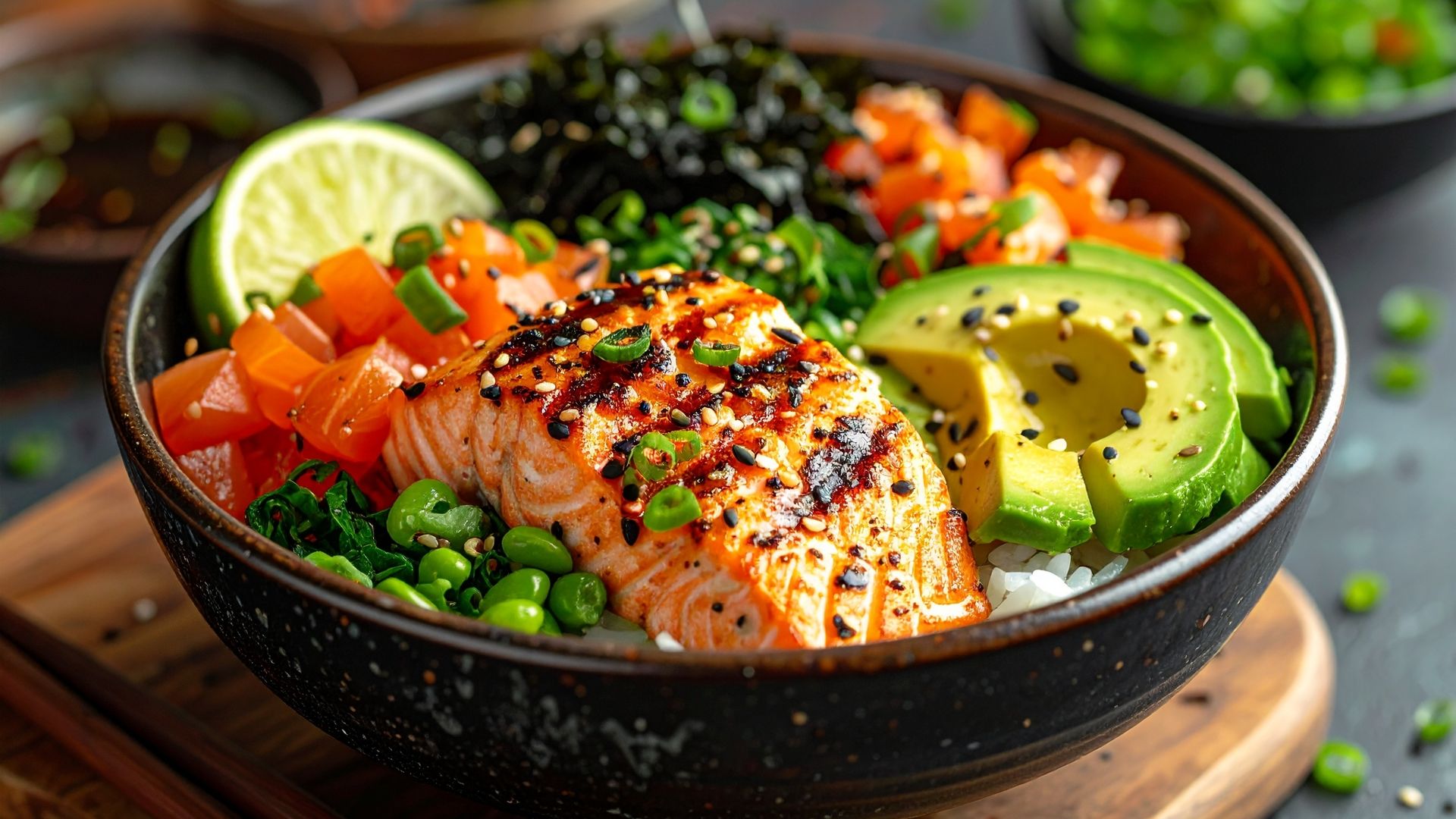 Bol de salmón fresco con verduras y aguacate