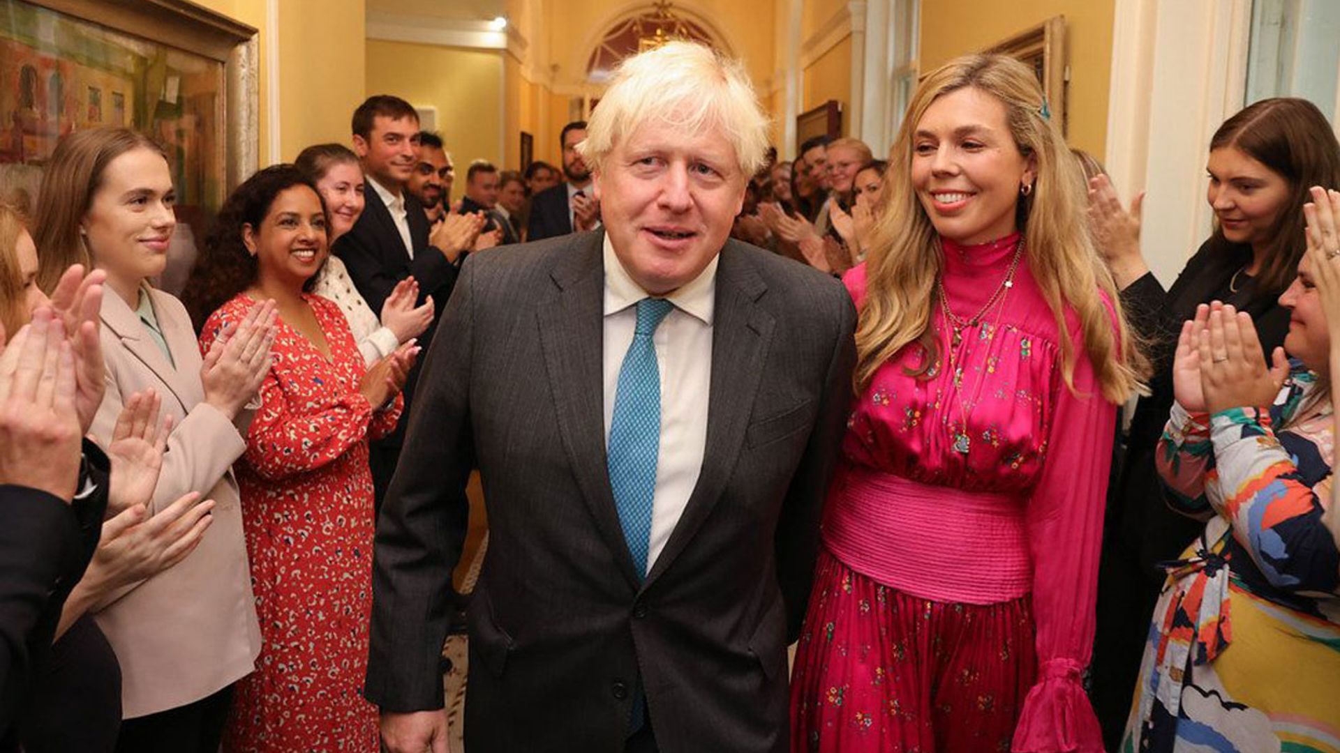 Vida de multimillonario con Carrie de la mano: el futuro de Boris Johnson tras su peculiar despedida