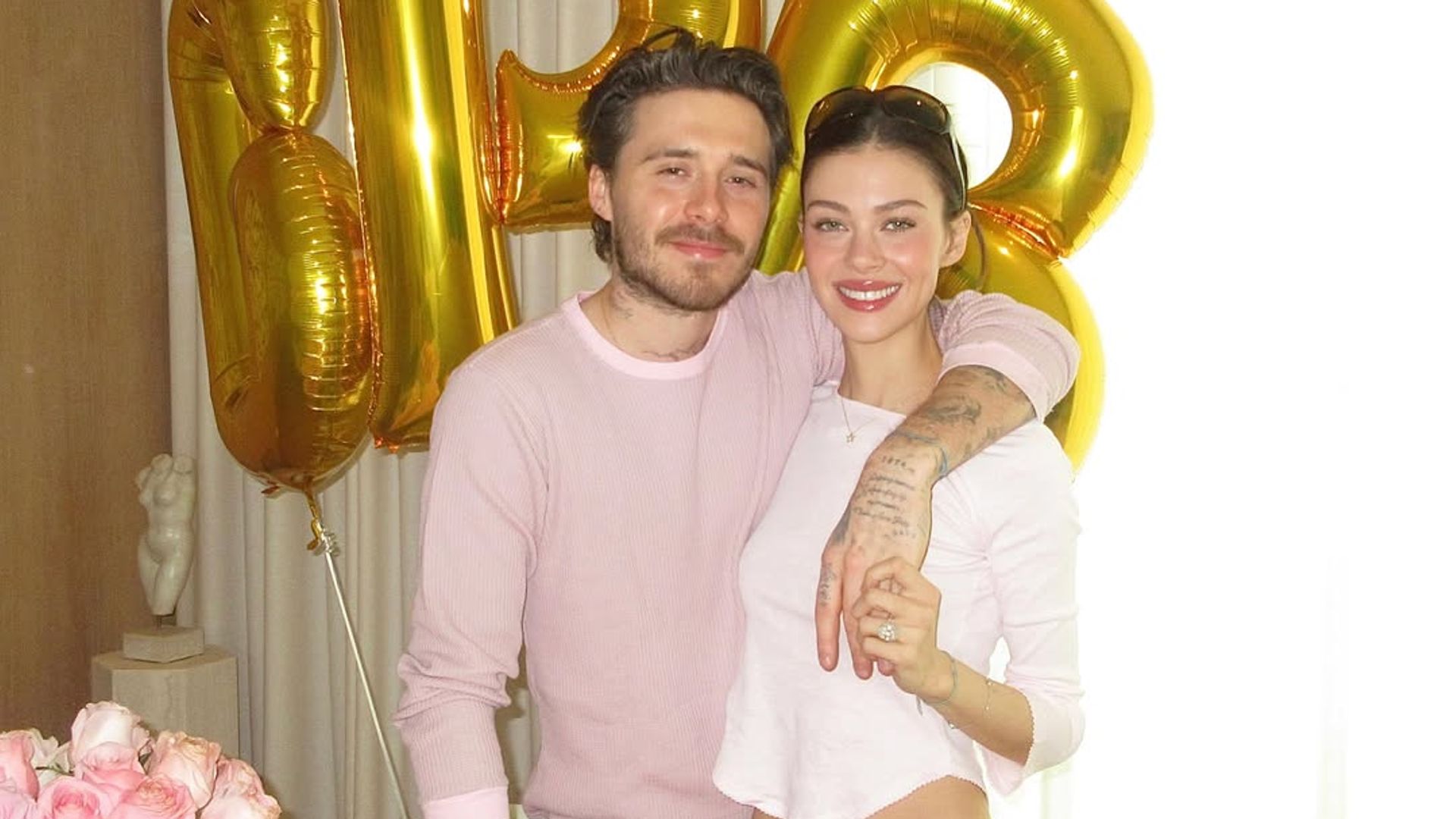 Hace 6 años Nicola Peltz eligió el color de la mala suerte para su compromiso con Brooklyn con un vestido de seda firmado por Victoria Beckham