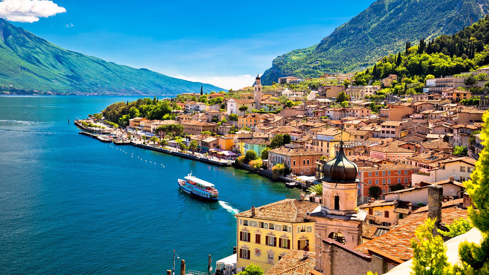 Panorámica de Limone sul Garda a orillas del lago de Garda en Italia