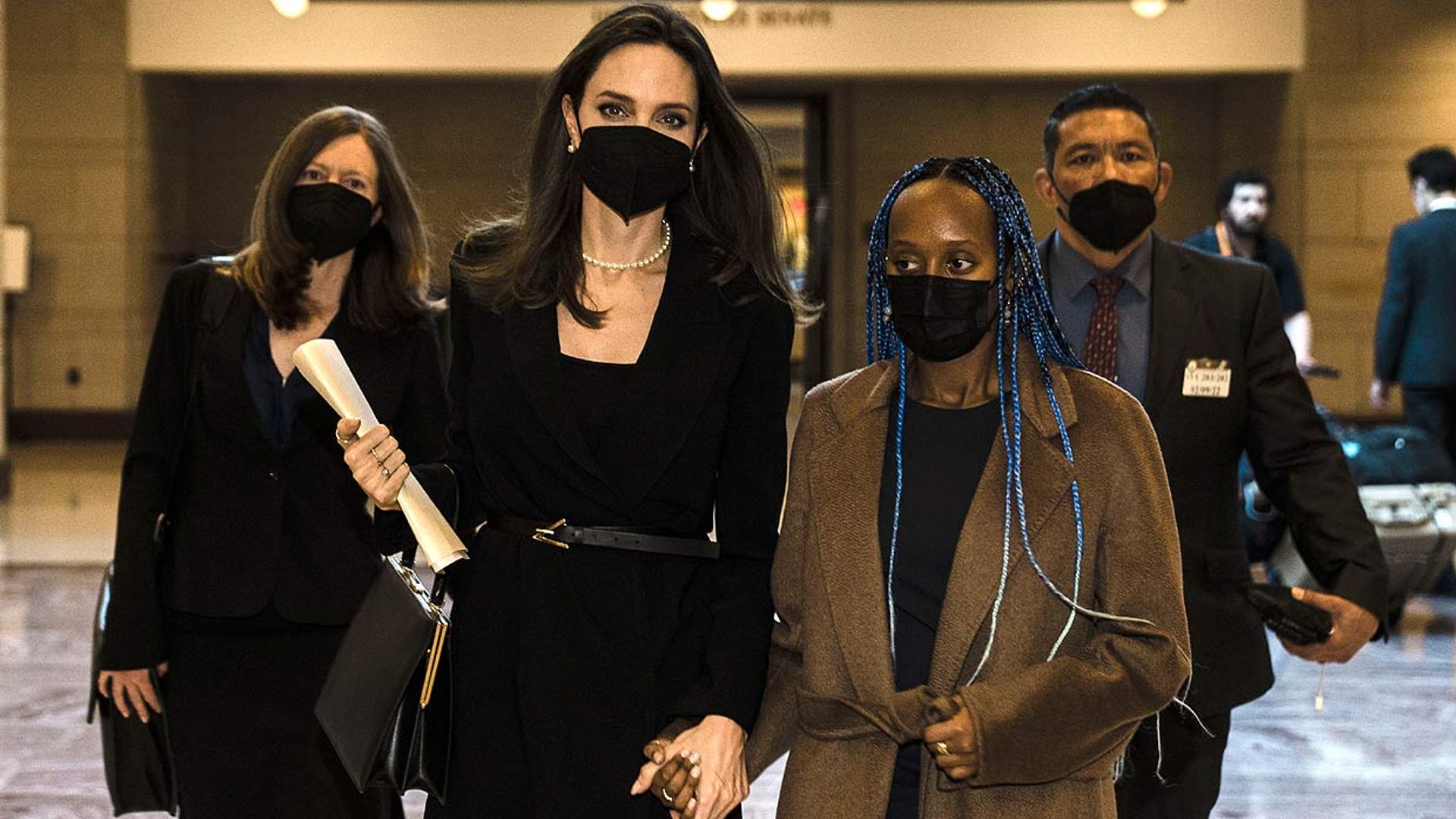 Angelia Jolie, junto a su hija Zahara, llora emocionada al pedir ayuda para las víctimas de violencia de género