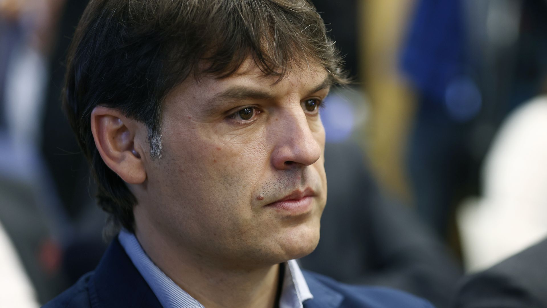 Primer plano de Fernando Morientes con traje azul marino
