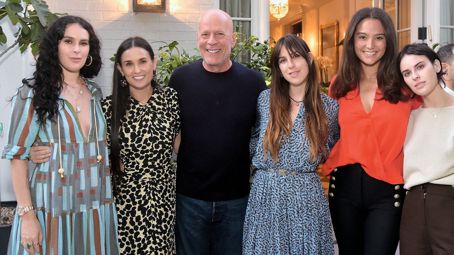 El matrimonio posa junto a Demi Moore y las tres hijas que el actor tuvo con la actriz: Rumer, Scout y Tallulah, una muestra de la inquebrantable unión de su familia ensamblada