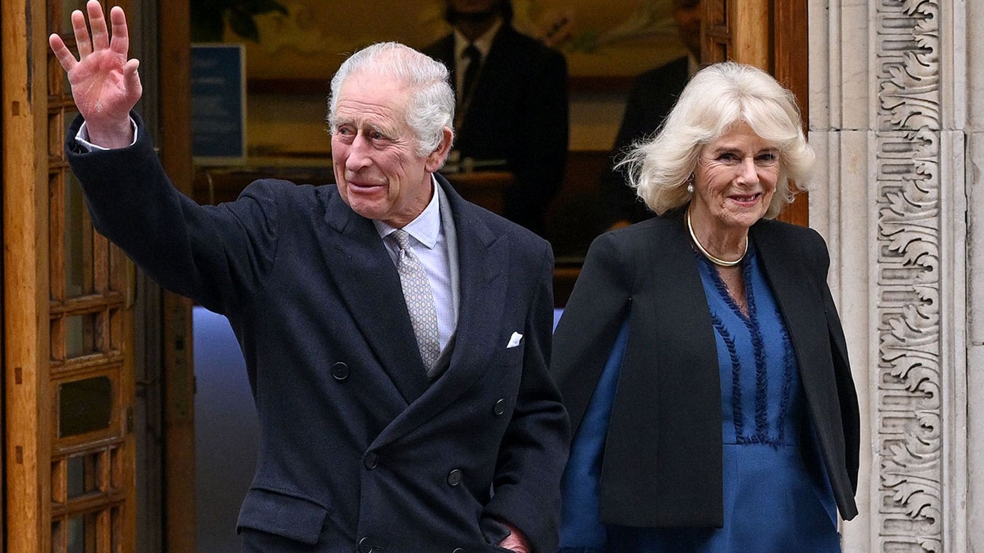 Carlos III abandona el hospital tres días después de su operación sonriente y acompañado de la reina Camilla