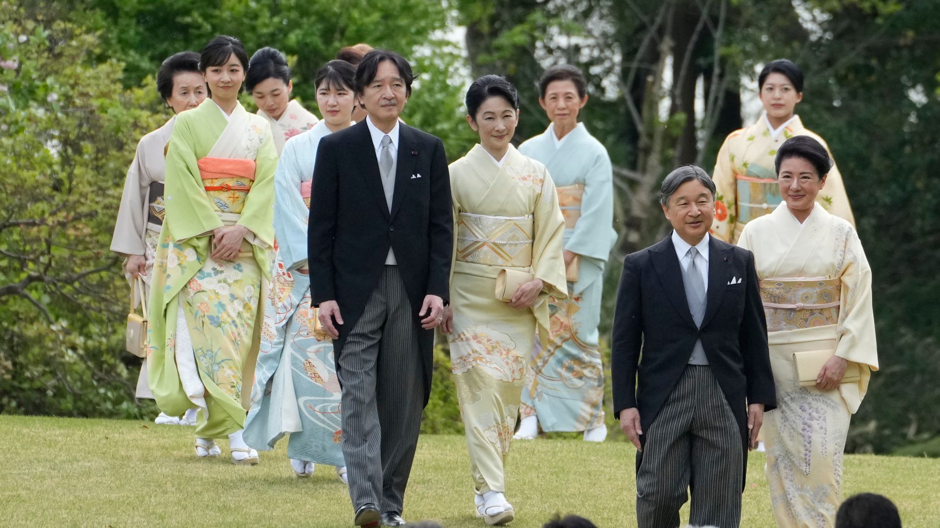 El emperador Naruhito es seguido por su hermano, Fumihito, príncipe de Akishino, y su heredero al trono