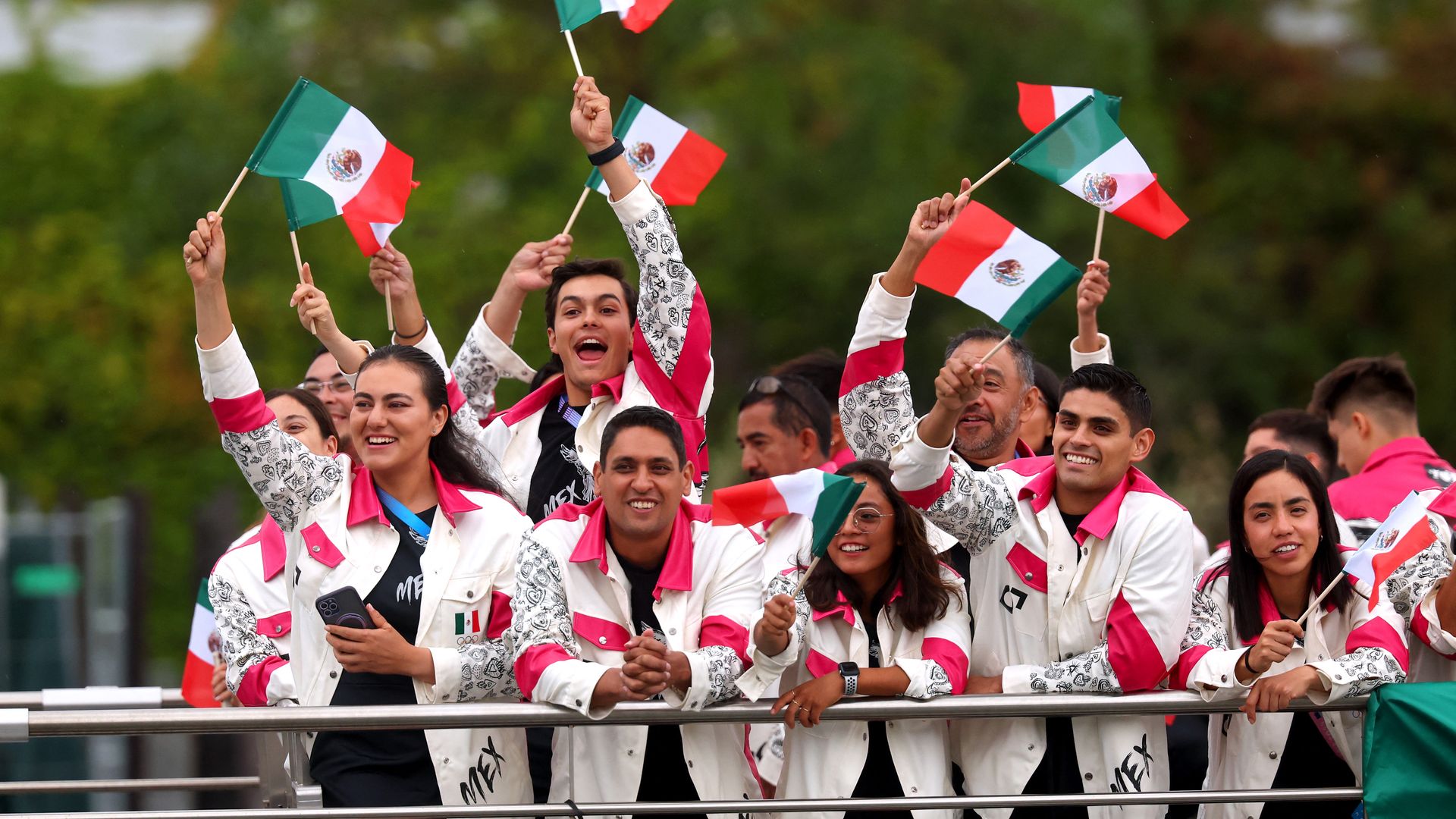 A ritmo de ‘Cielito lindo’, la delegación mexicana conquista París 2024