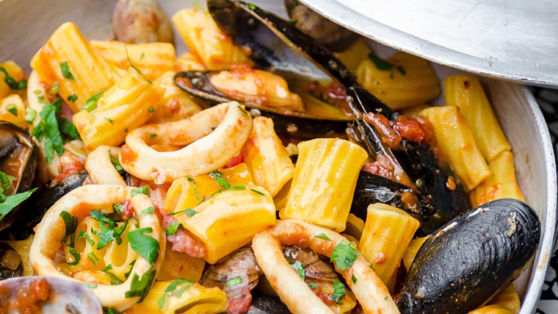 'Rigatoni' con almejas, mejillones y calamar