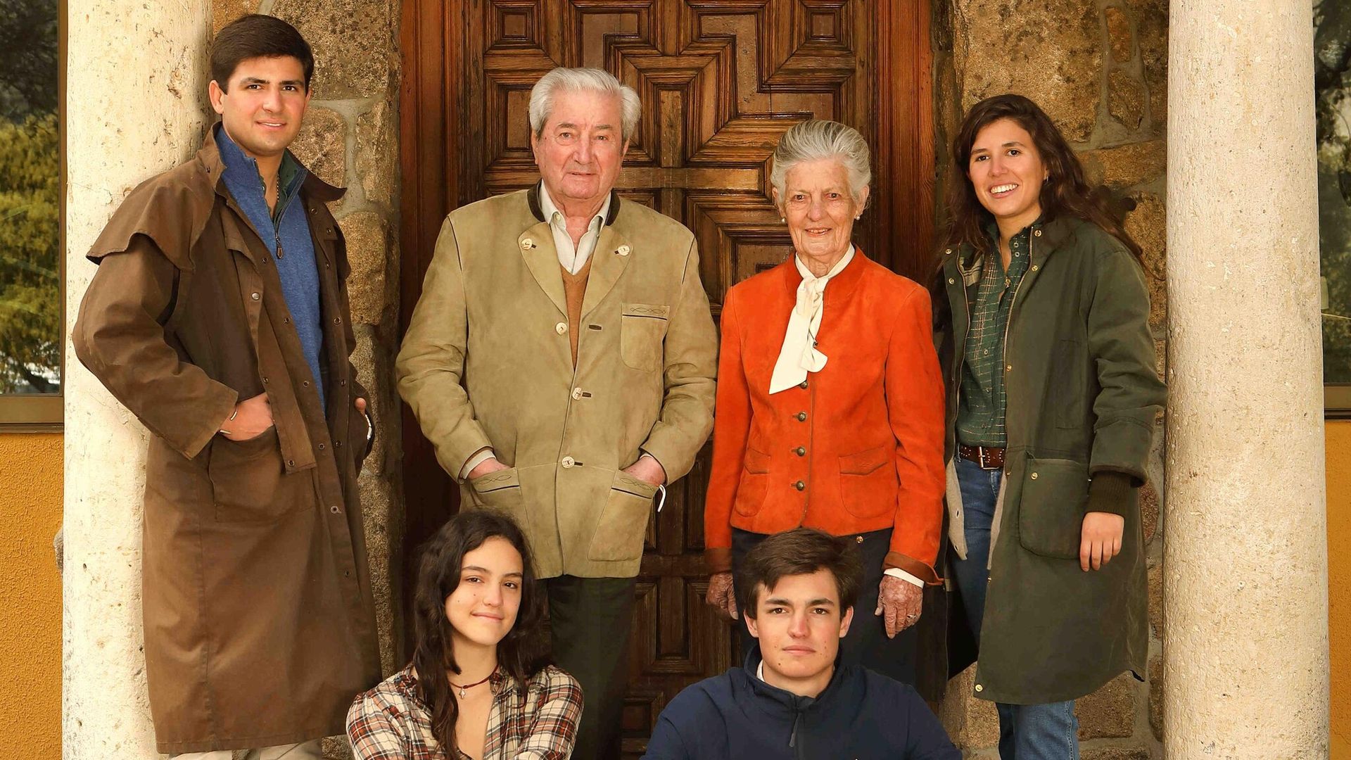 Teresa Urquijo, novia de Almeida: así fue su posado más familiar en ¡HOLA!