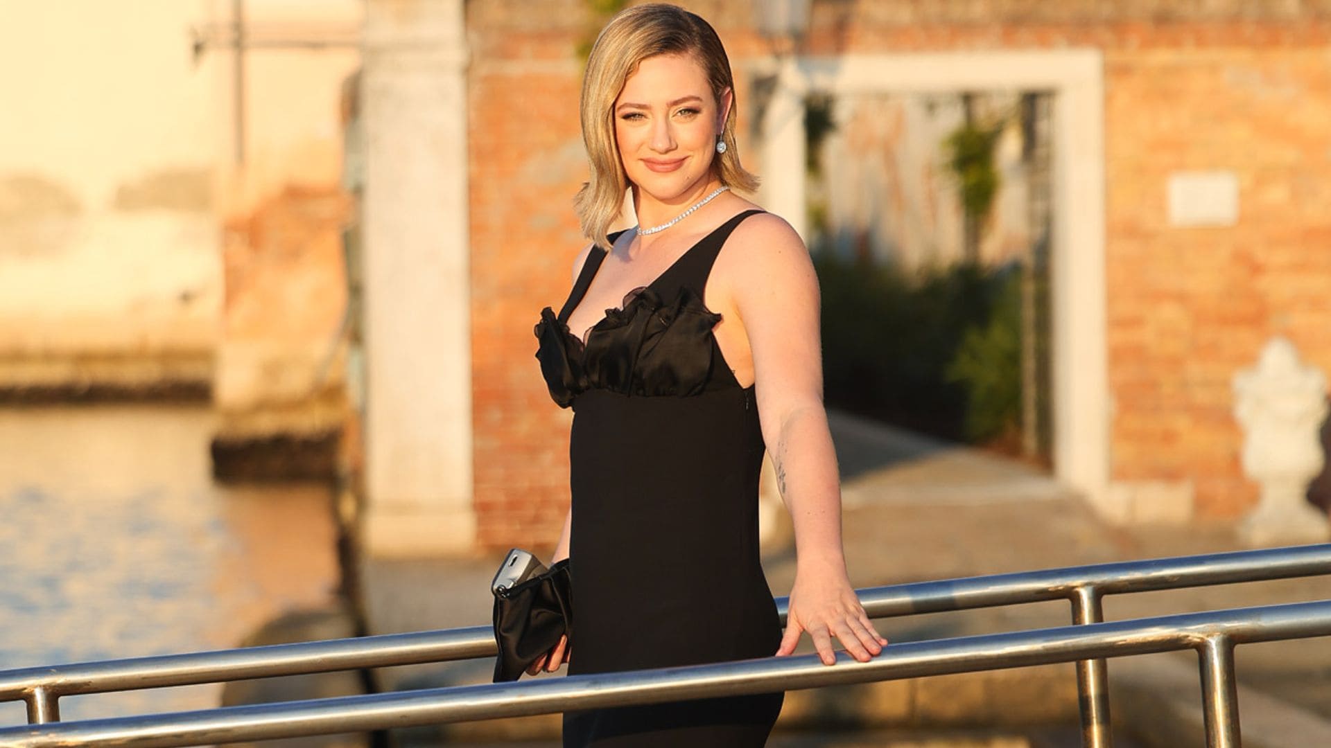 La moda de invitada con la que triunfa la actriz Lili Reinhart, estrella de 'Riverdale'