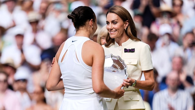 Kate Middleton consolando a Amanda Anisimova, de Estados Unidos, ttas su derrota en Wimbledon.