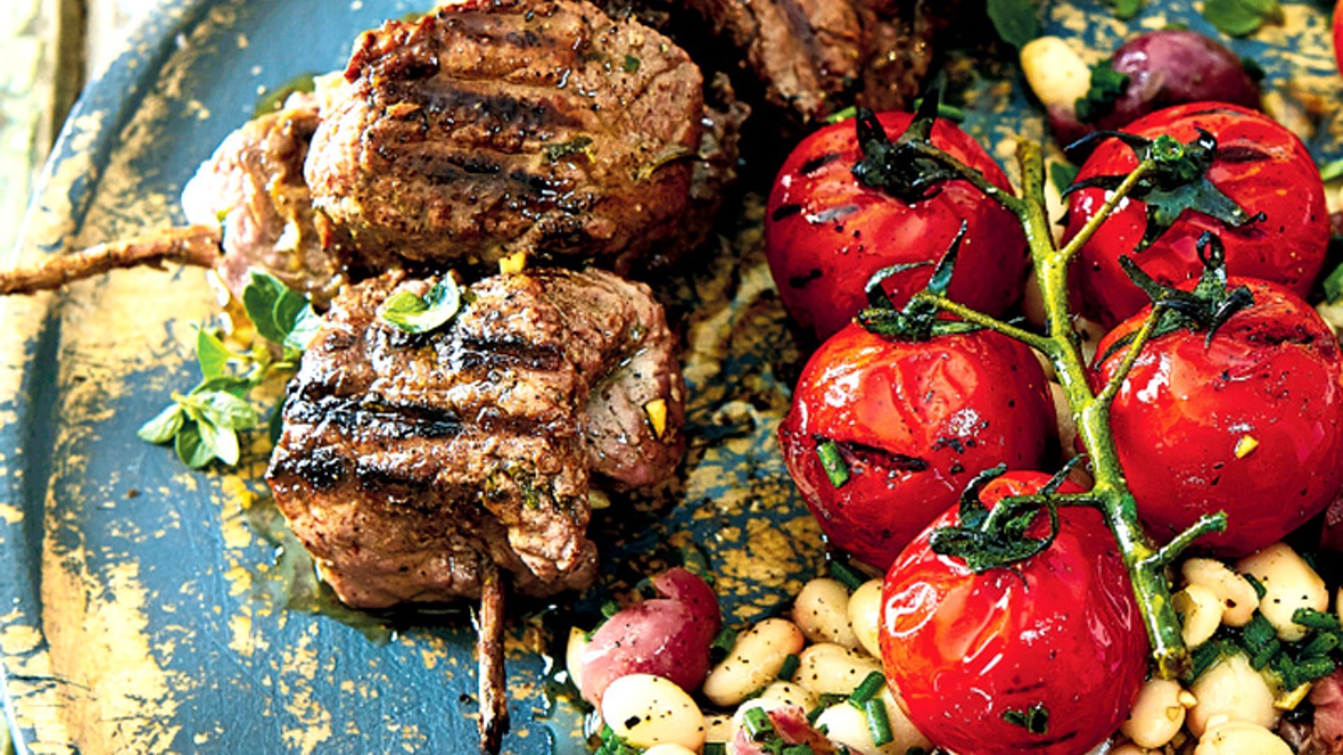 Brochetas de buey con tomates cherry