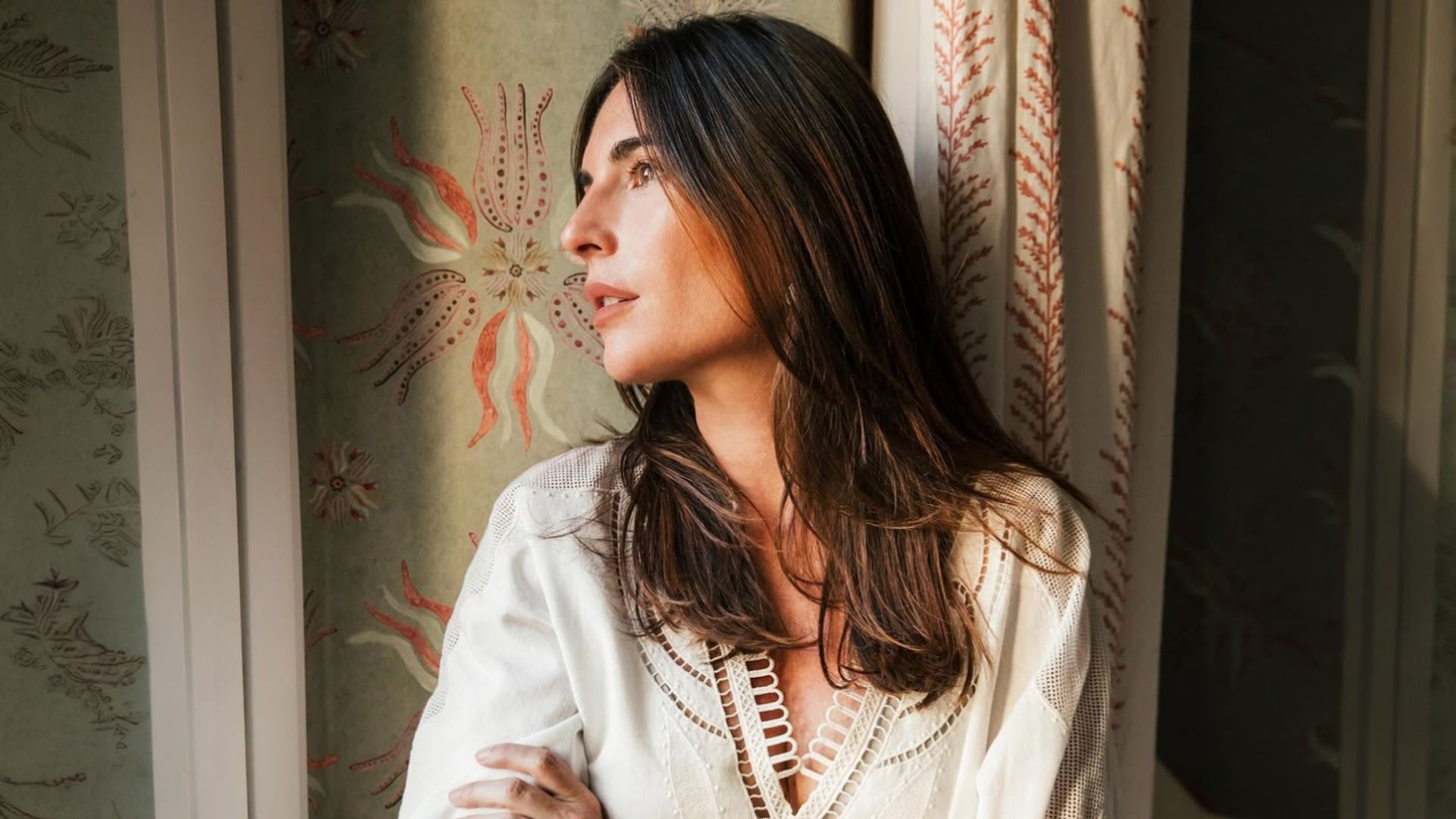 Lourdes Montes con look blanco.