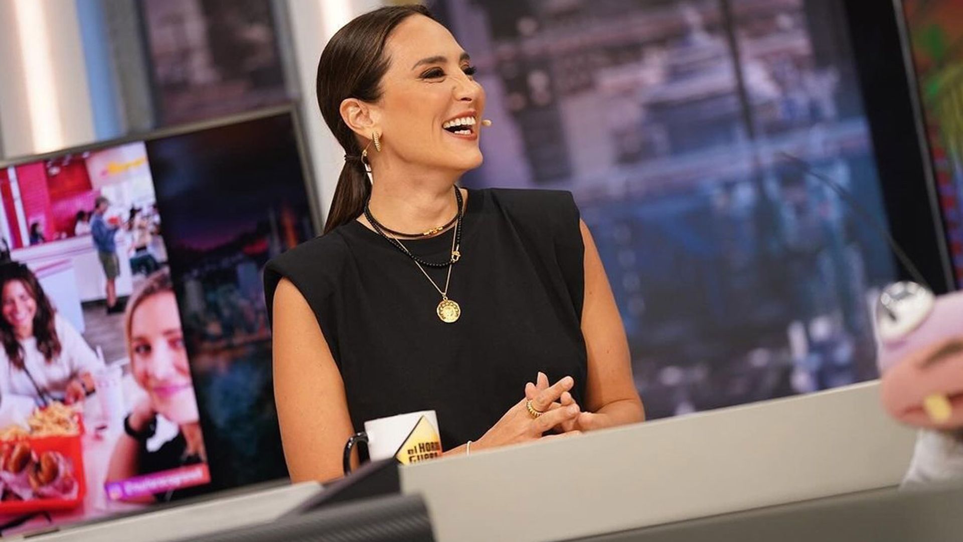 El truco de Tamara Falcó para reutilizar una falda 'midi' de invitada en cualquier plan