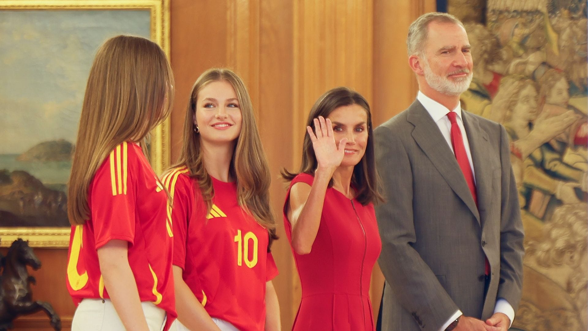 La reina Letizia viste de rojo y sus hijas con camisetas deportivas para felicitar a los futbolistas de España