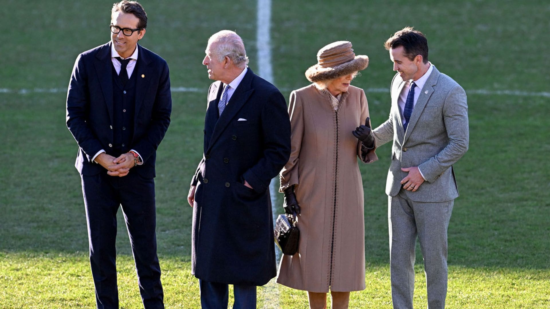 El encuentro de Carlos y Camilla con el actor Ryan Reynolds en medio de la polémica