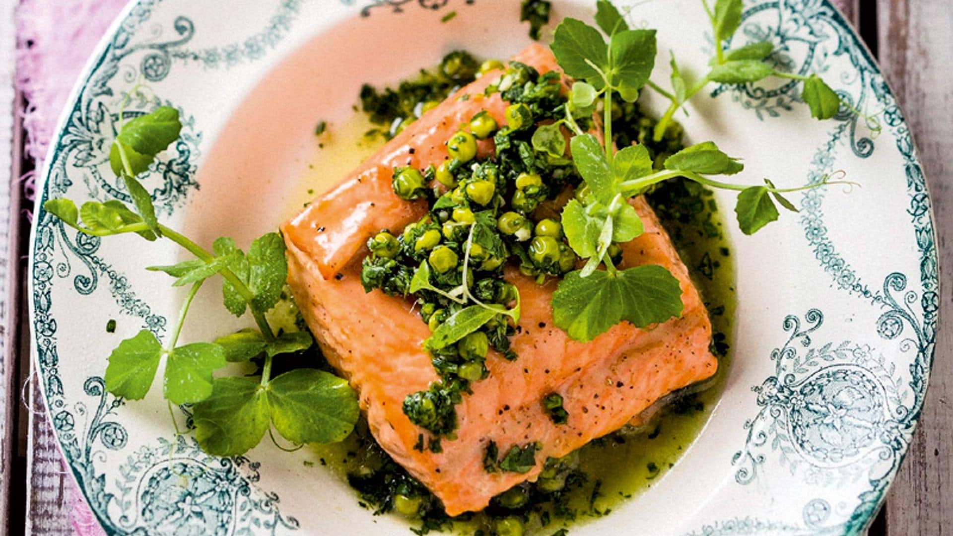 Salmón al horno con guisantes estofados al limón