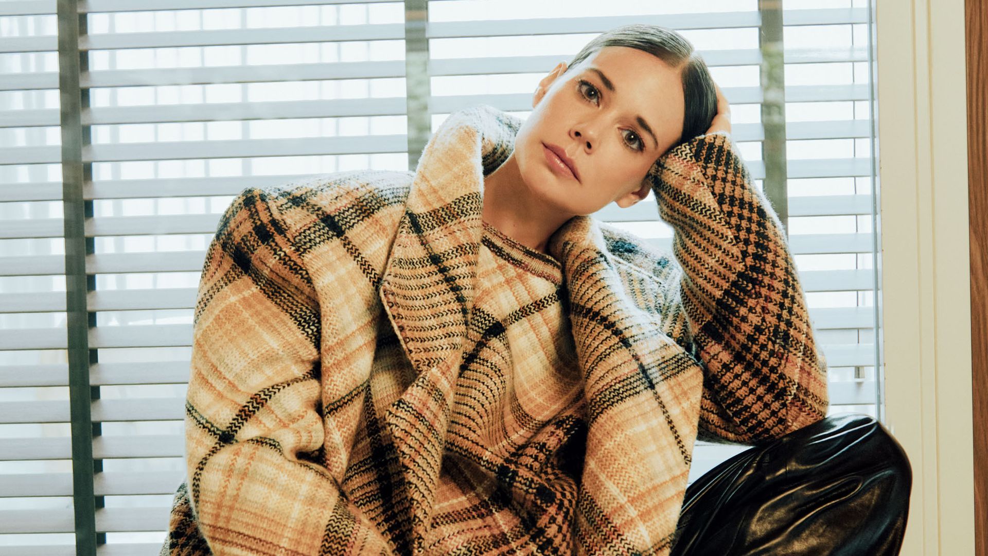 Laia Costa posando para ¡HOLA! con total look de Prada