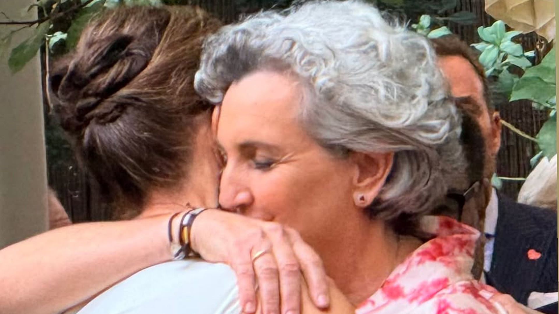 La pareja se funde en un cariño abrazo