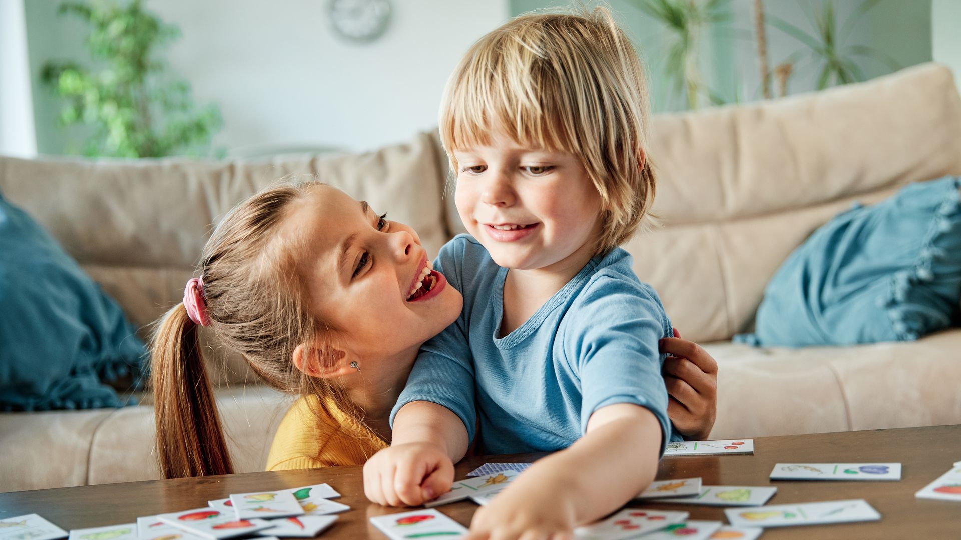 Niños juegan con un juego de mesa