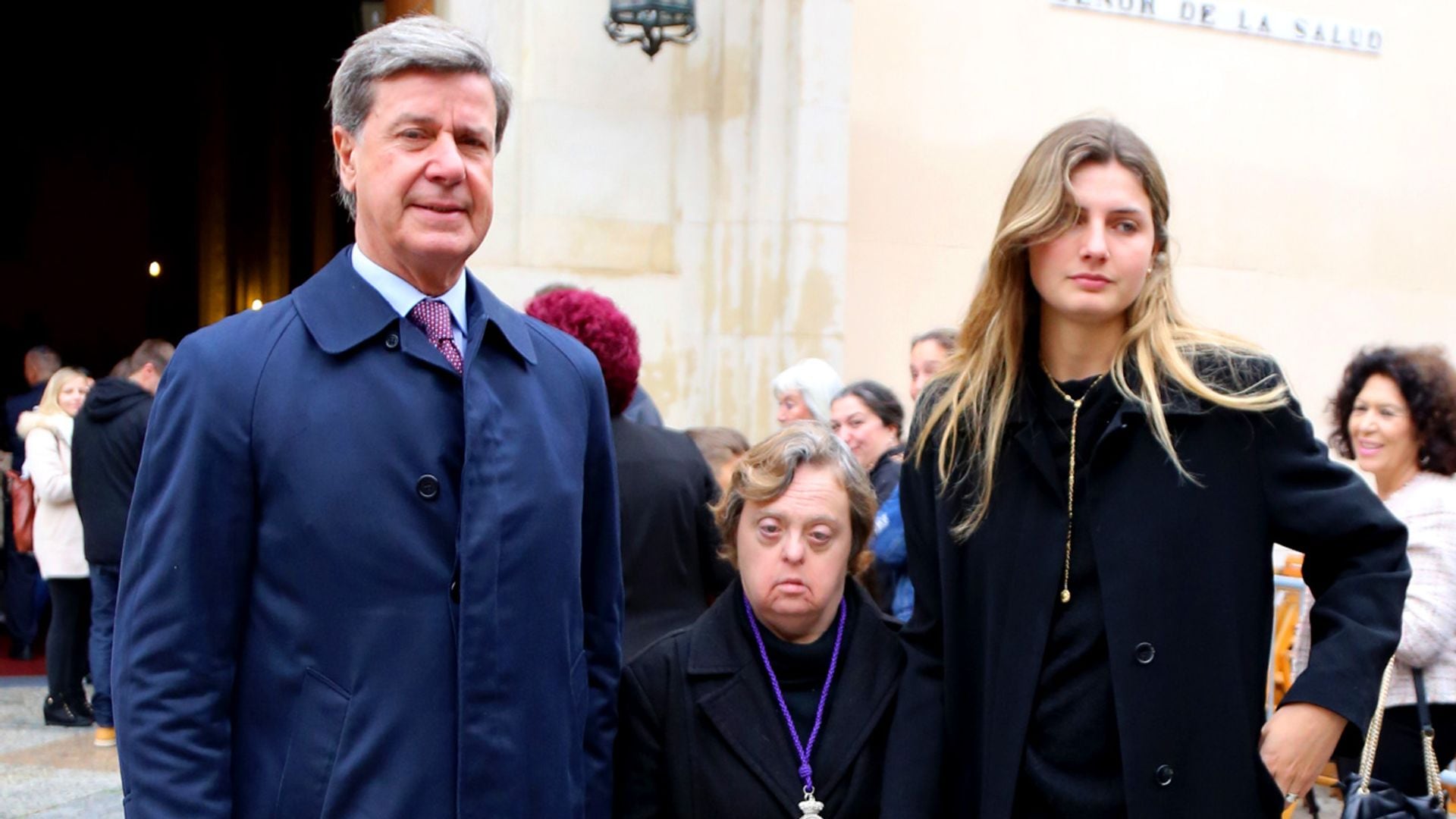 El reencuentro de Cayetano Martínez de Irujo con su hija Amina en la Semana Santa sevillana recordando a la duquesa de Alba