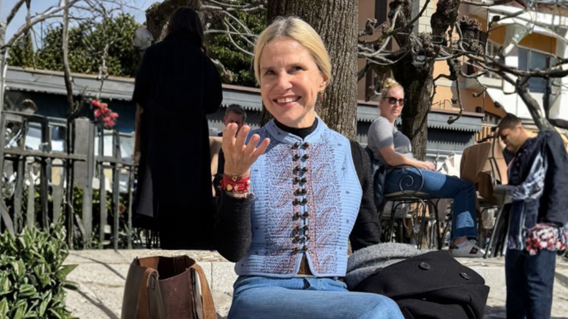 Eugenia Martínez de Irujo vuelve a la adolescencia con pantalones campana y las zapatillas altas que marcaron una era
