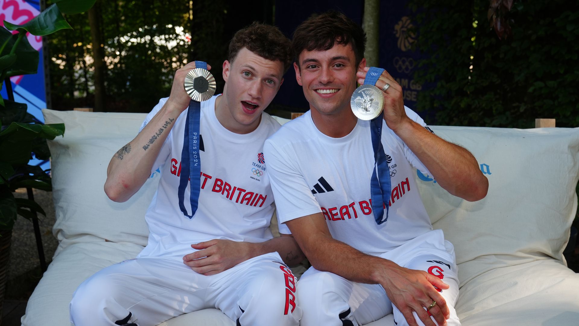 Noah Williams y Tom Daley presumen su medalla de plata tras la competencia de salto sincronizado de trampolín en París 2024 Peter Byrne/PA Images via Getty Images