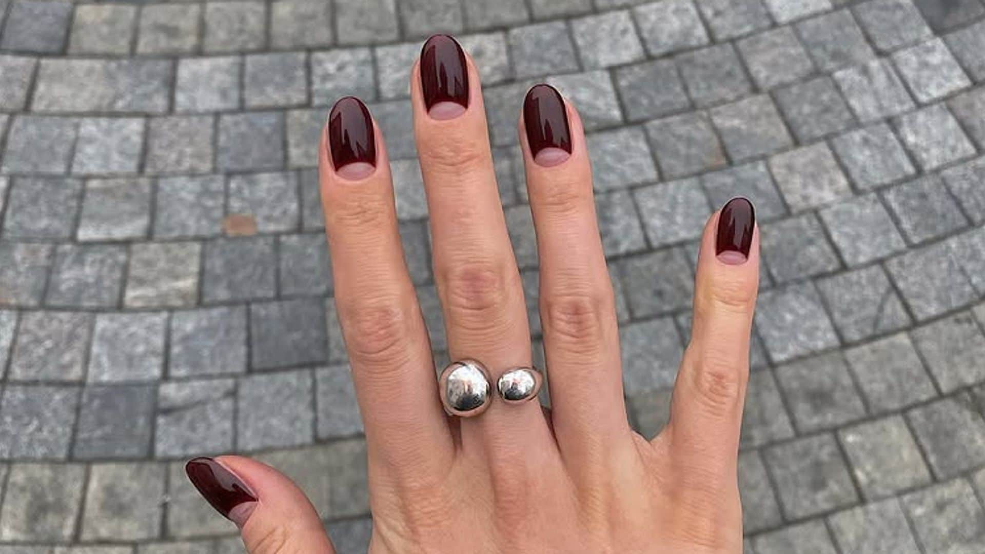 12 uñas cortas almendradas que van a arrasar esta Navidad y son las que más tiempo duran perfectas