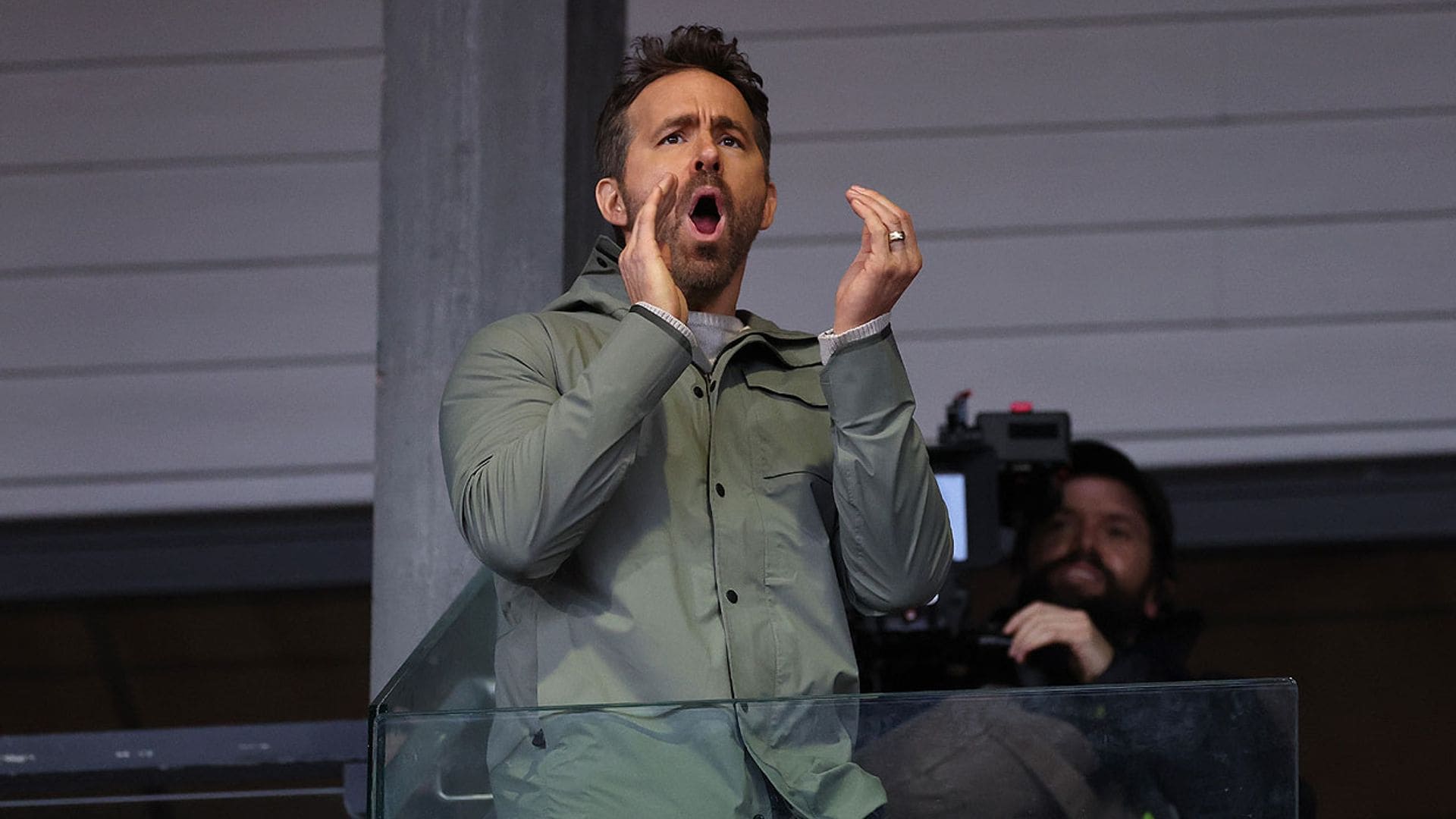 ¡Qué manera de sufrir!  La divertida reacción de Blake Lively ante la emoción de Ryan Reynolds en el fútbol