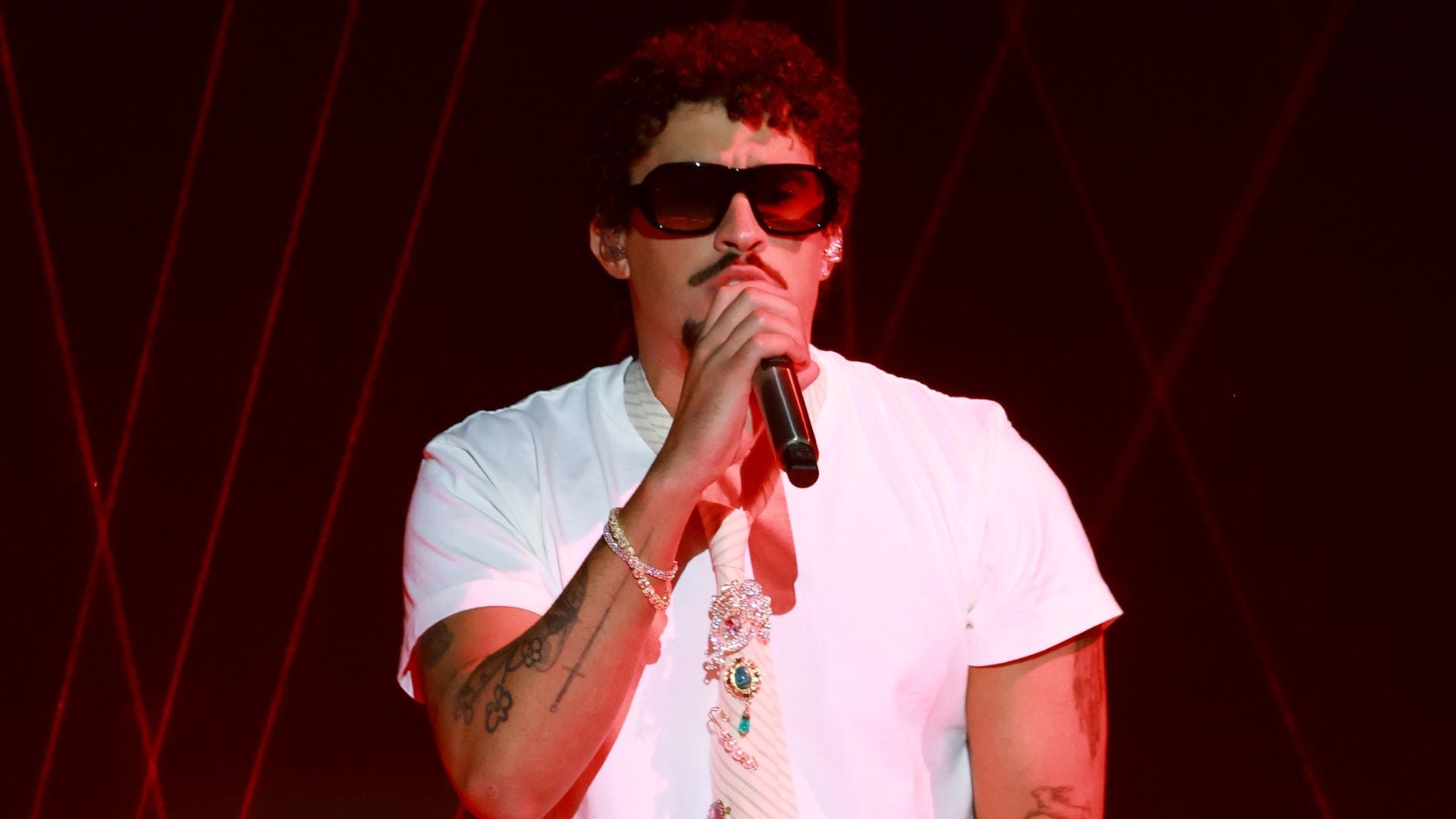  Bad Bunny se presenta en los iHeartRadio Music Awards 2025 en Los Angeles.