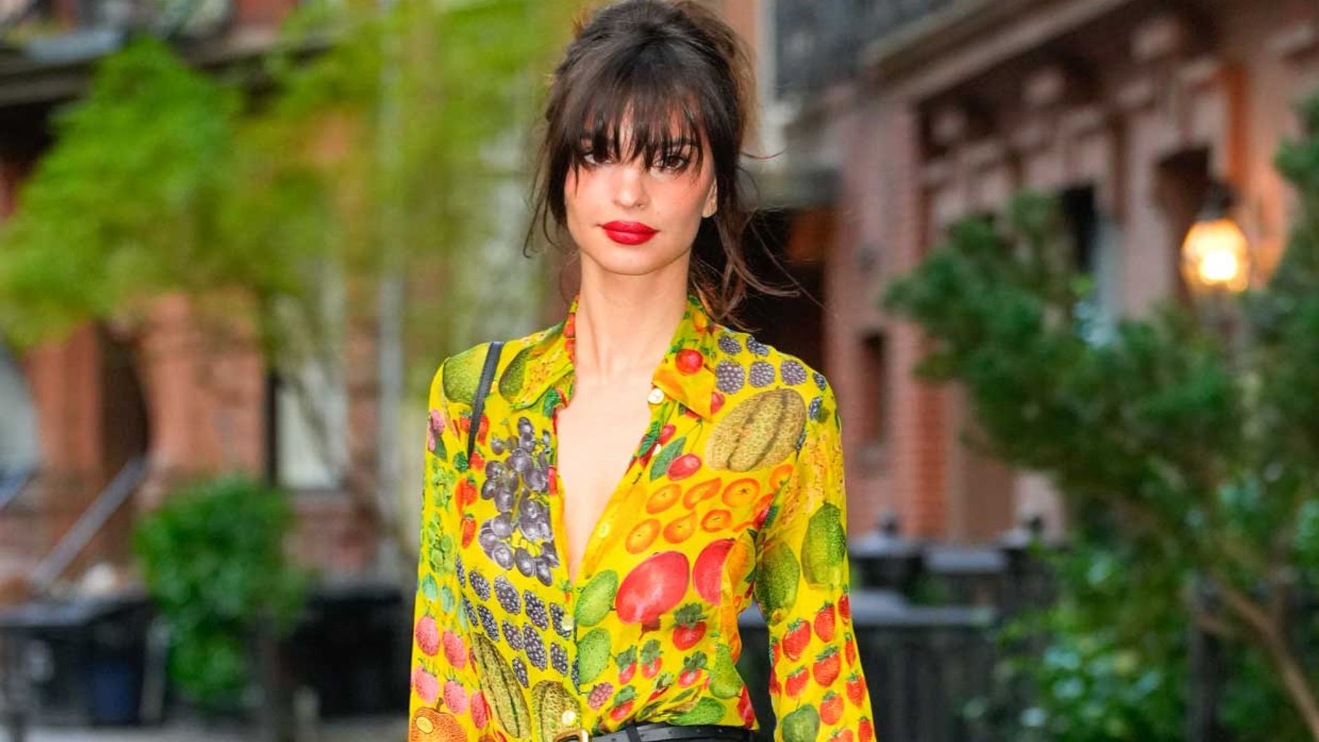 Emily Ratajkowski vuelve a hacerlo: cambia una y otra vez de look gracias al flequillo más versátil