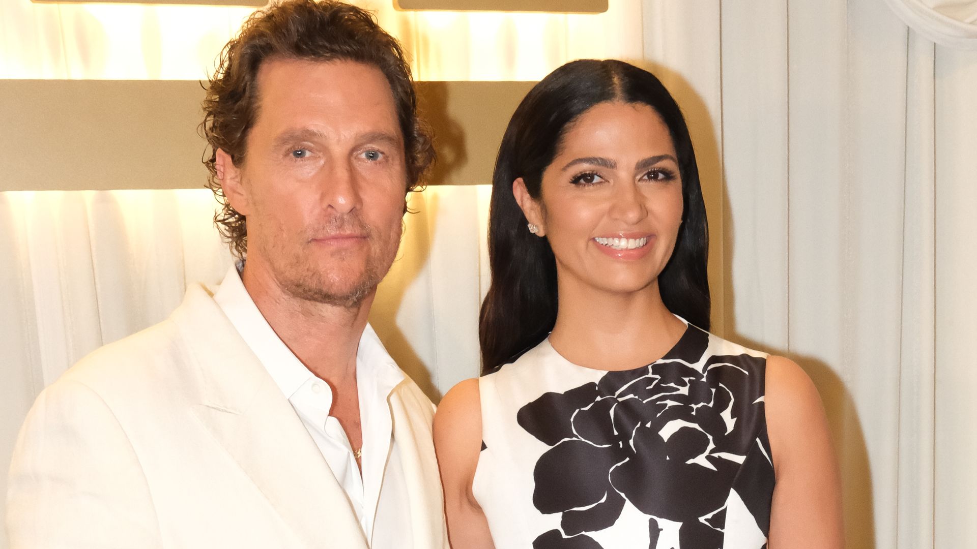 Matthew McConaughey y Camila Alves coordinan sus 'looks' para su fiesta benéfica anual