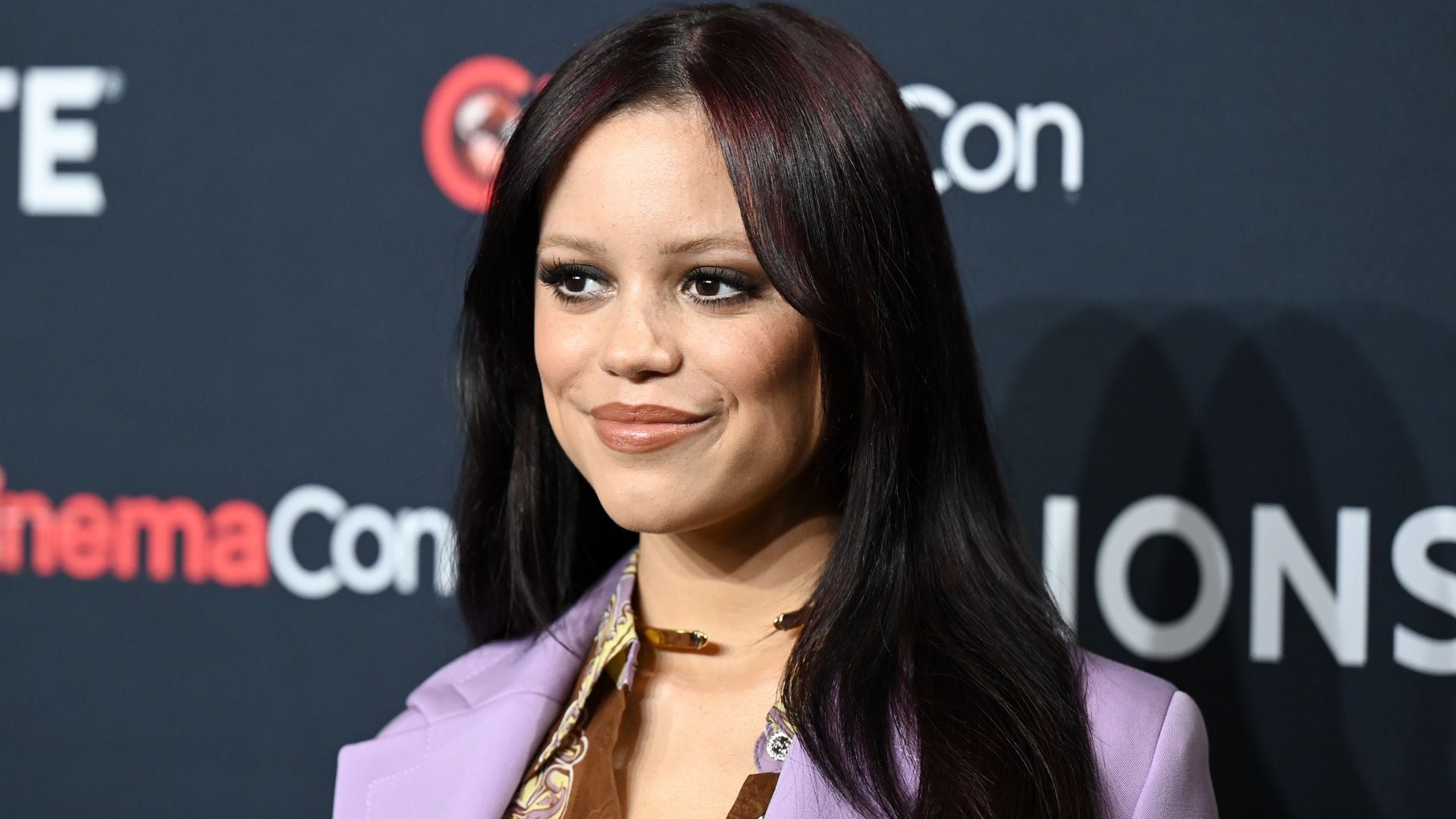 Jenna Ortega estrena 'beauty look' para CinemaCon