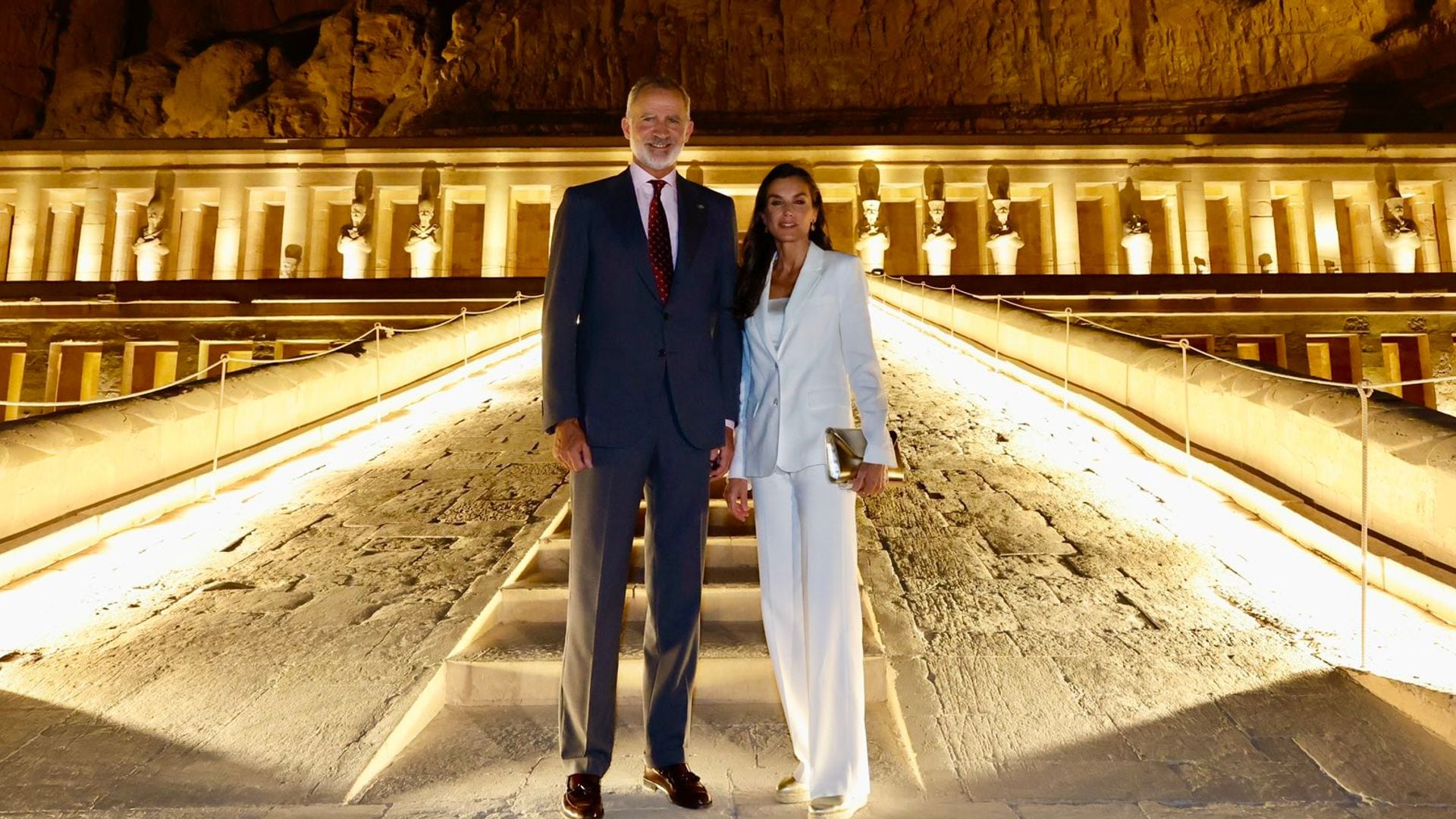 Los reyes inaugurando la iluminación del Templo de Hatshepsut, en Luxor
