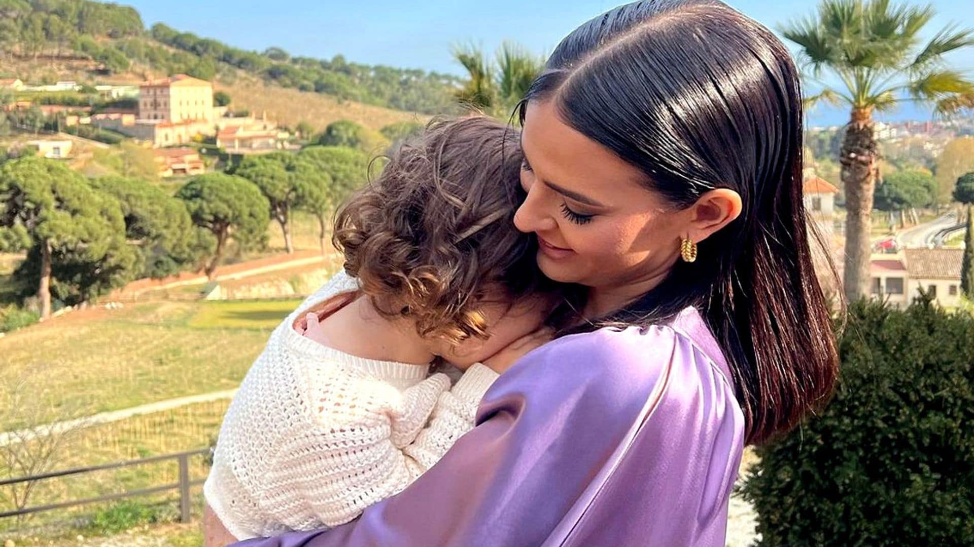 Laura Escanes responde a las críticas tras 'el precioso vínculo' que se ha creado entre su novio y su hija