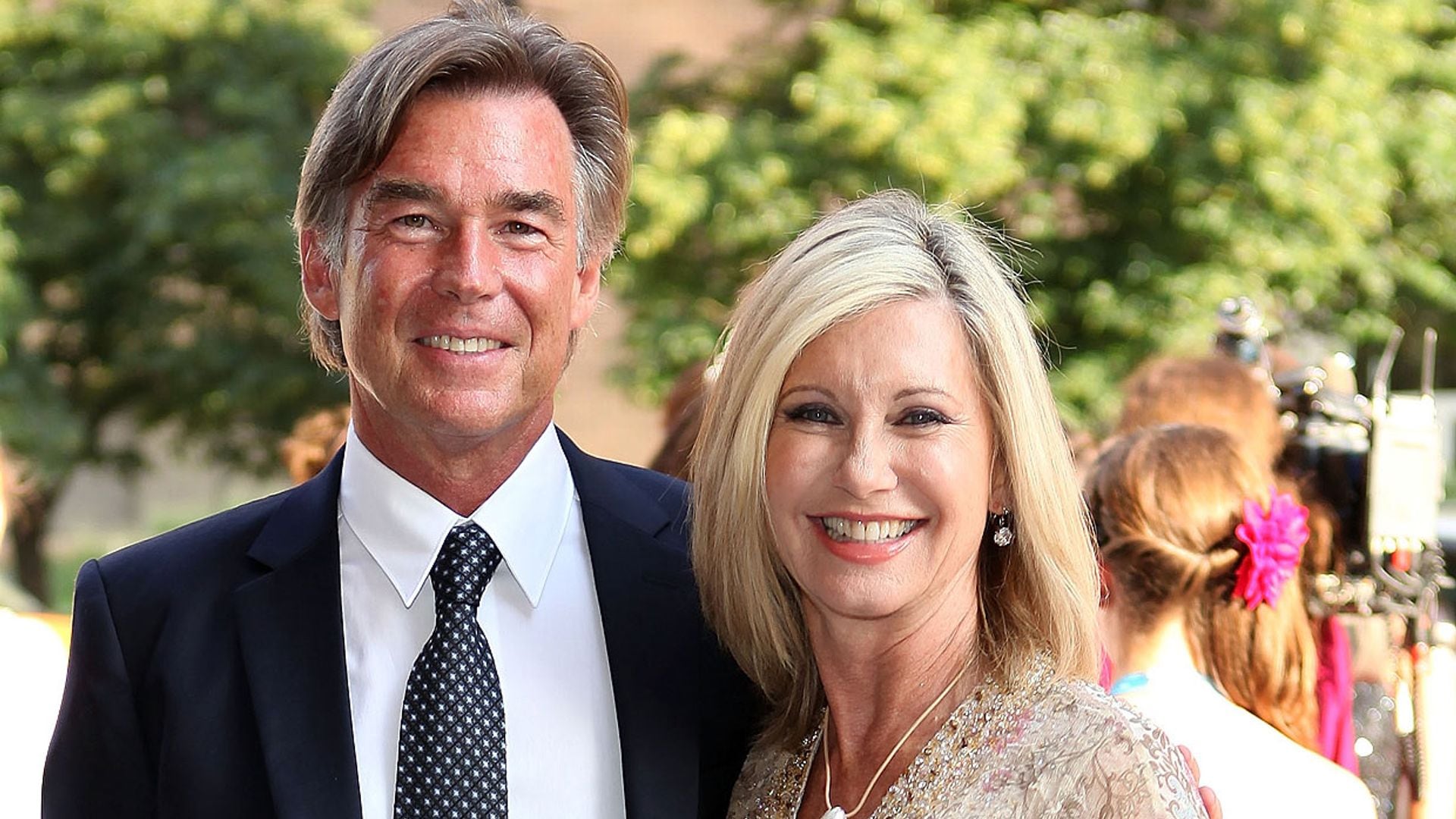 El marido de Olivia Newton-John recuerda su historia de amor con la actriz en un homenaje póstumo en Australia