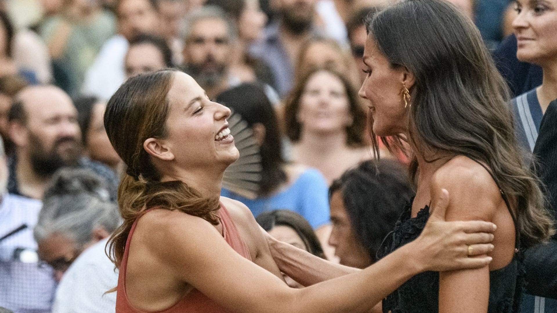 El cariñoso encuentro de la Reina con la actriz Irene Escolar en Palma