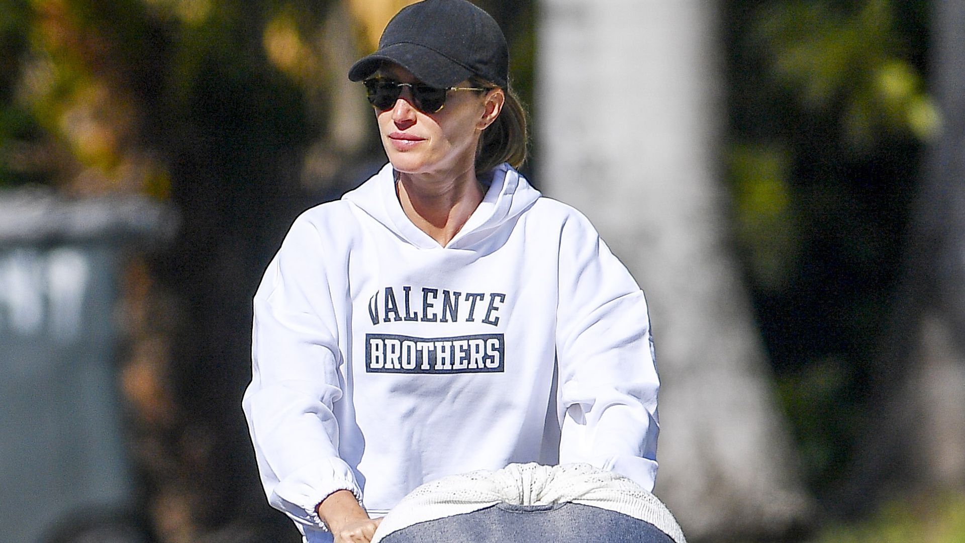 De paseo con su bebé, Gisele Bündchen presume en su look su amor por Joaquim Valente