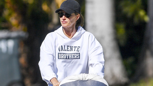 Gisele Bündchen fue vista paseando con su bebé y perros en Miami, usando una sudadera de Valente Brothers, el gimnasio de su novio Joaquim Valente.