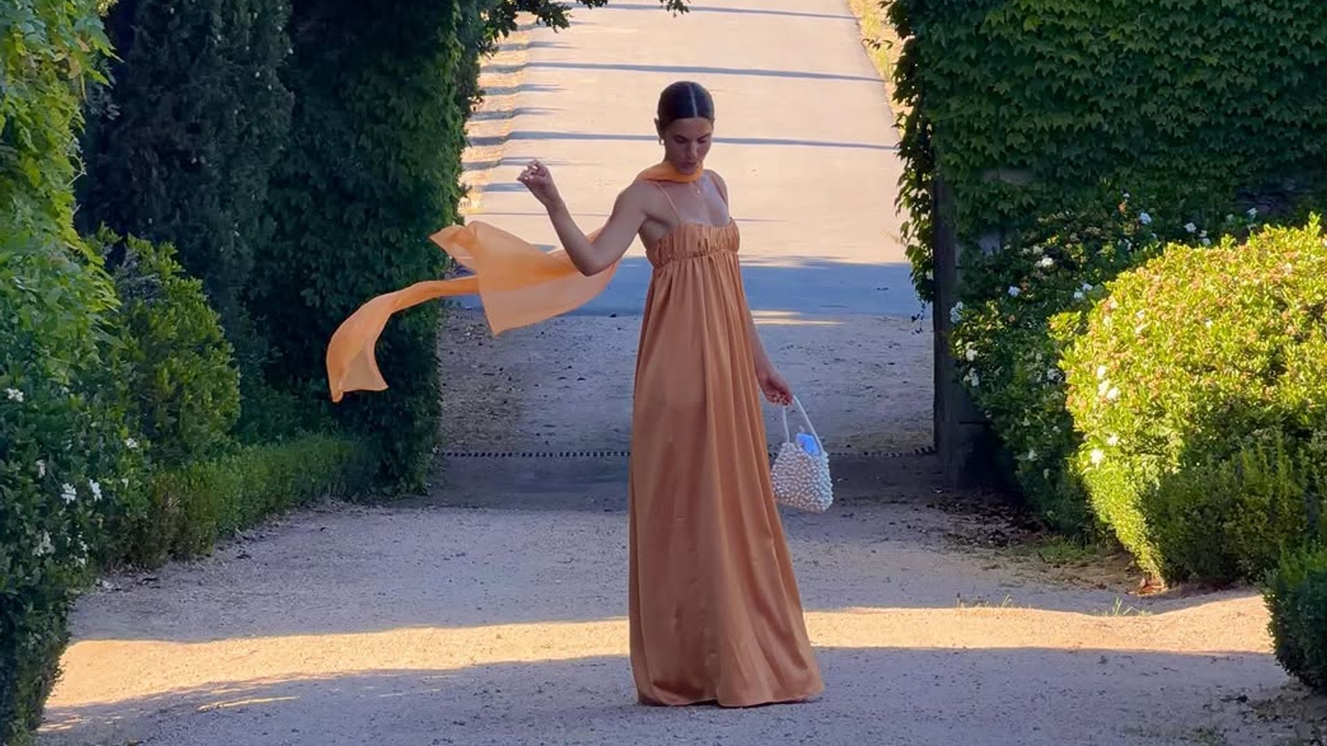 Carla Dipinto con vestido naranja