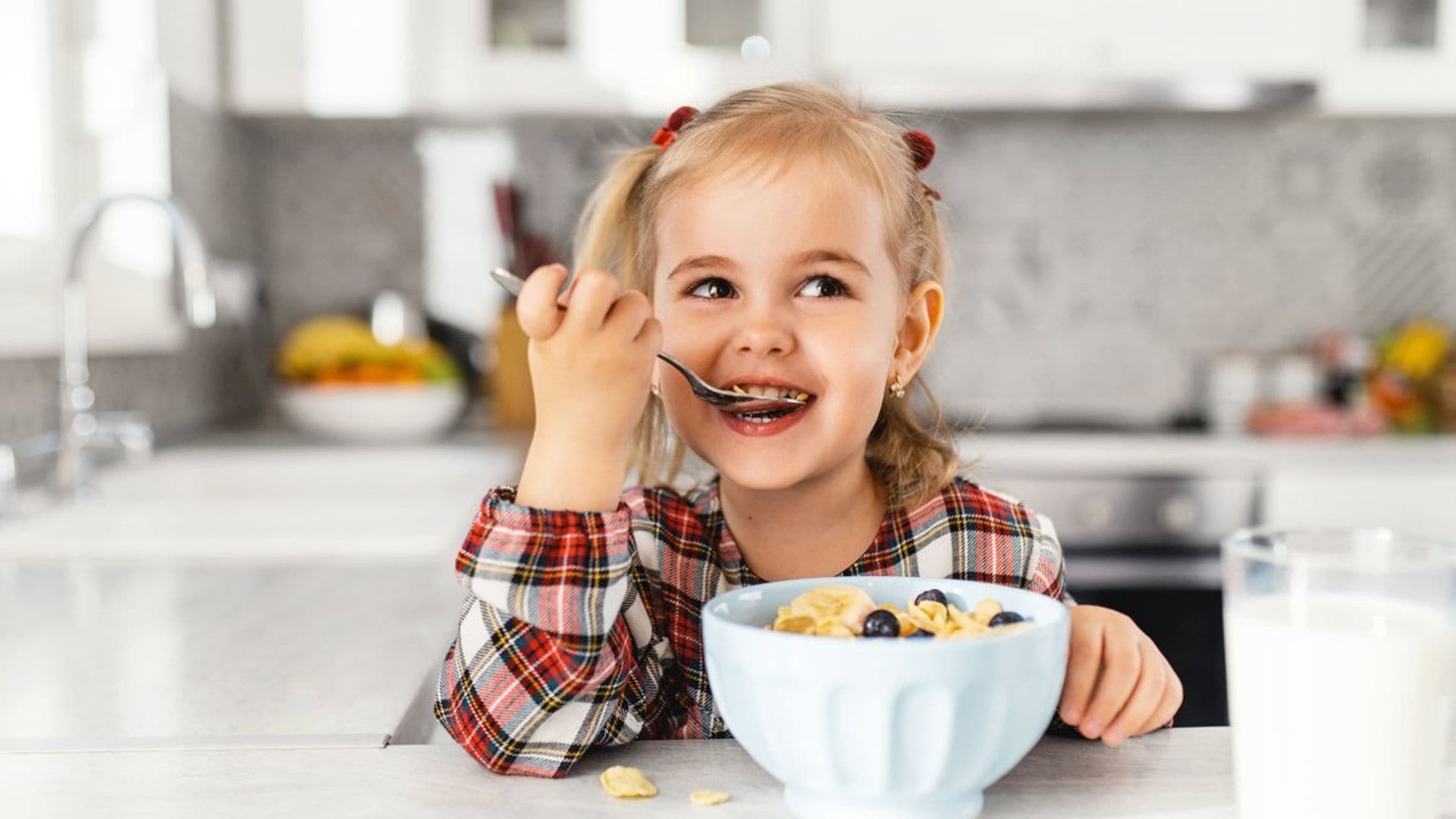 Qué debe tener un desayuno completo de un niño en edad escolar