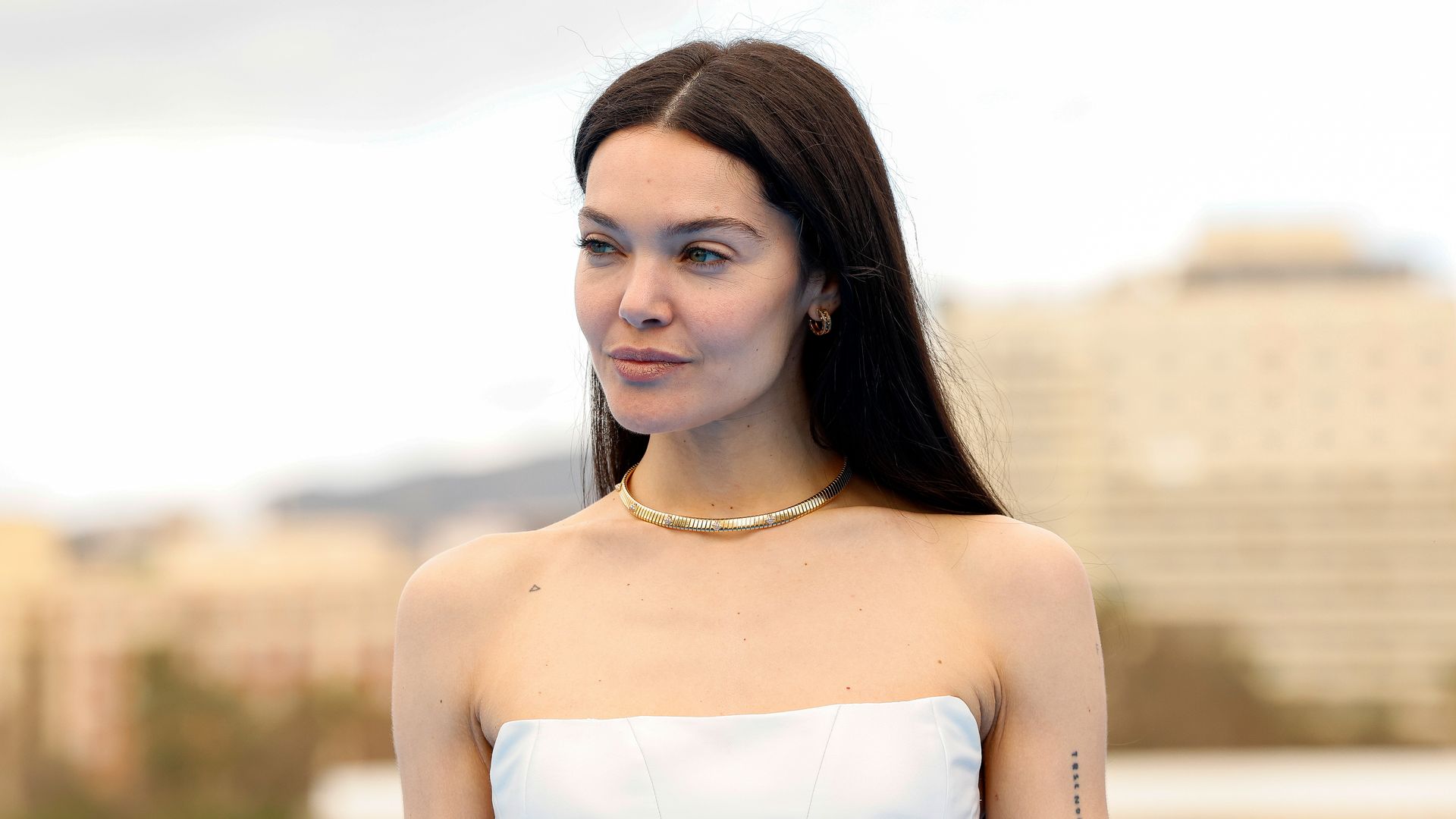Las actrices en Málaga lo tienen claro: este es el escote de invitada perfecto, en looks de día y de noche