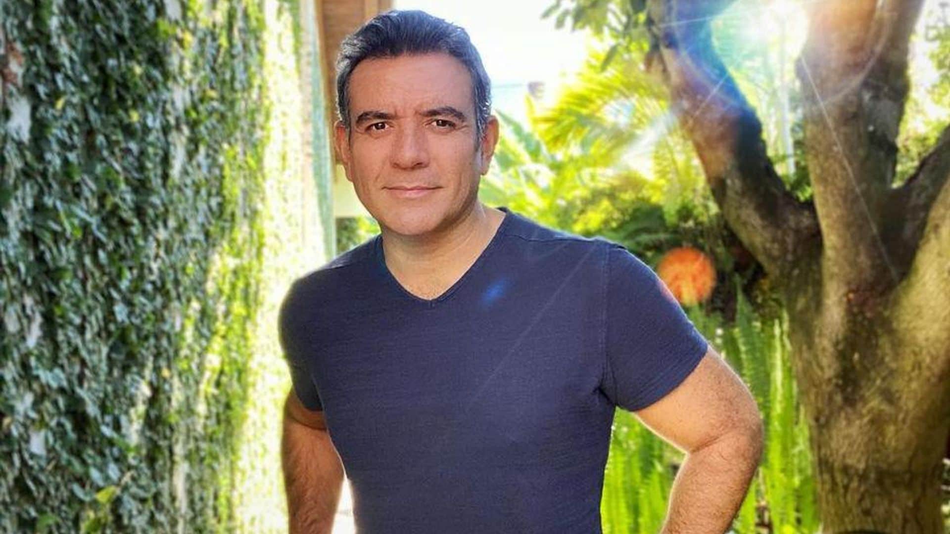 Héctor Sandarti alarma a sus fans con fotos desde el hospital, ¿qué le pasó?