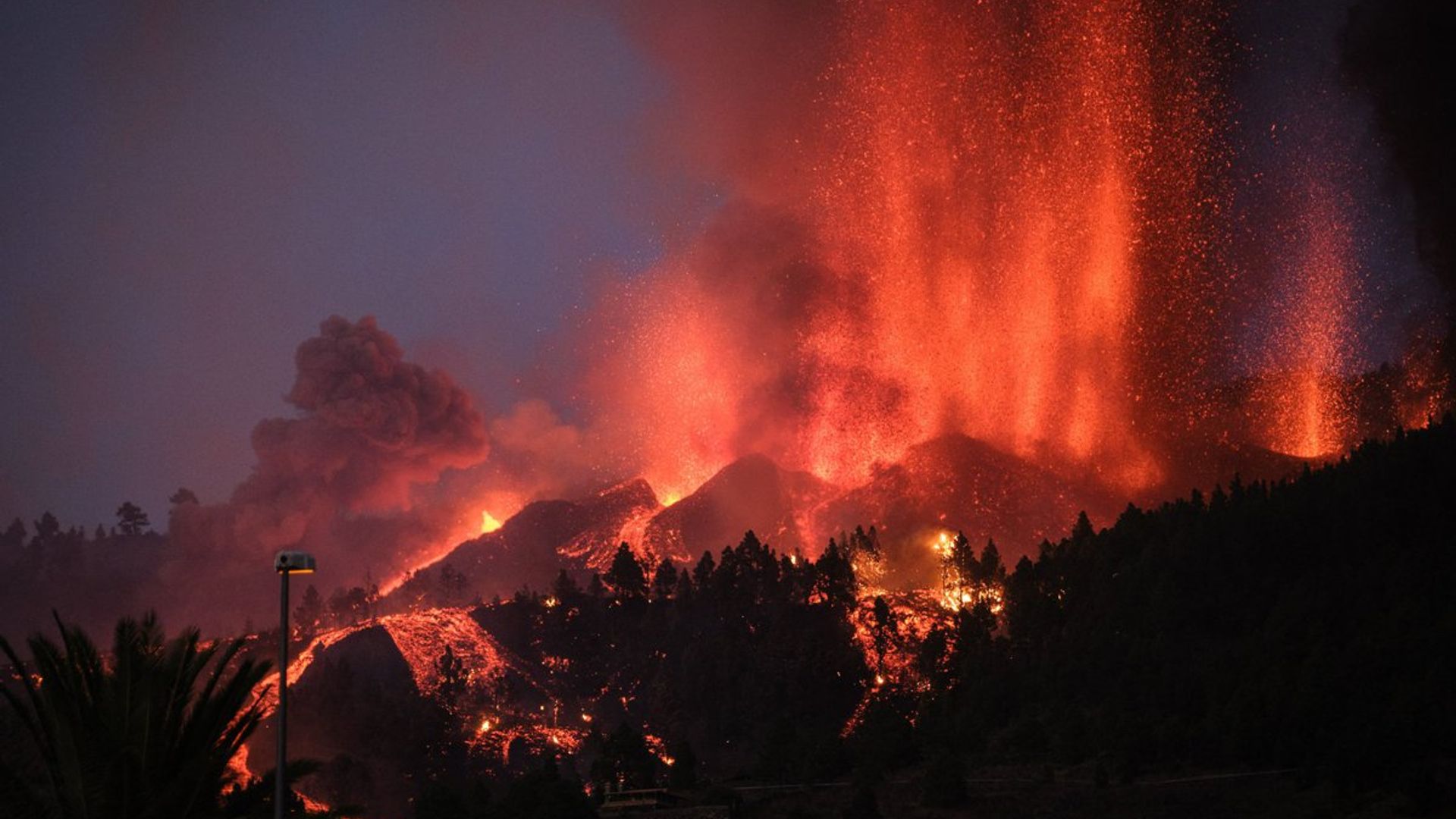 Las impactantes imágenes de la furia del volcán Cumbre Vieja, que mantiene en vilo a la isla de La Palma